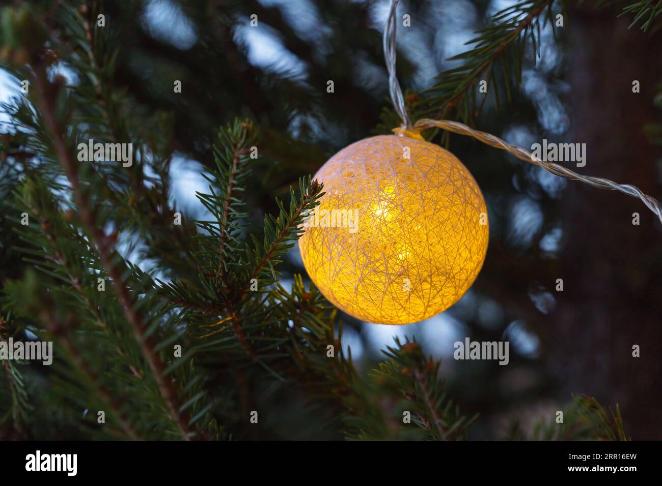 Luce a forma di sfera sull'albero di natale, primo piano Foto Stock
