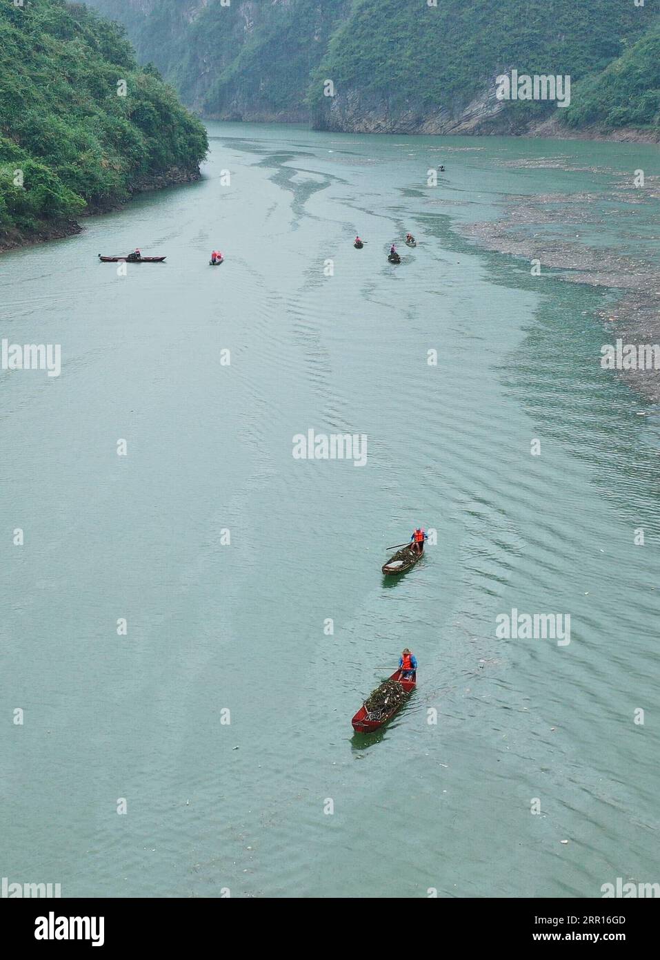 200906 -- ZHANGJIAJIE, 6 settembre 2020 -- la foto aerea mostra gli abitanti del villaggio che sgomberano le flotte dal fiume Maoyan nel distretto di Yongding della città di Zhangjiajie, nella provincia centrale di Hunan della Cina, 6 settembre 2020. La città ha organizzato gente per ripulire regolarmente il fiume per mantenere il fiume senza ostacoli. Foto di /Xinhua CHINA-HUNAN-ZHANGJIAJIE-RIVER-CLEARING WuxYongbing PUBLICATIONxNOTxINxCHN Foto Stock
