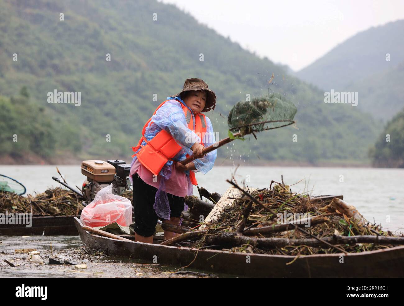 200906 -- ZHANGJIAJIE, 6 settembre 2020 -- Un abitante del villaggio ripulisce la flotage dal fiume Maoyan nel distretto di Yongding della città di Zhangjiajie, provincia centrale di Hunan della Cina, 6 settembre 2020. La città ha organizzato gente per ripulire regolarmente il fiume per mantenere il fiume senza ostacoli. Foto di /Xinhua CHINA-HUNAN-ZHANGJIAJIE-RIVER-CLEARING WuxYongbing PUBLICATIONxNOTxINxCHN Foto Stock