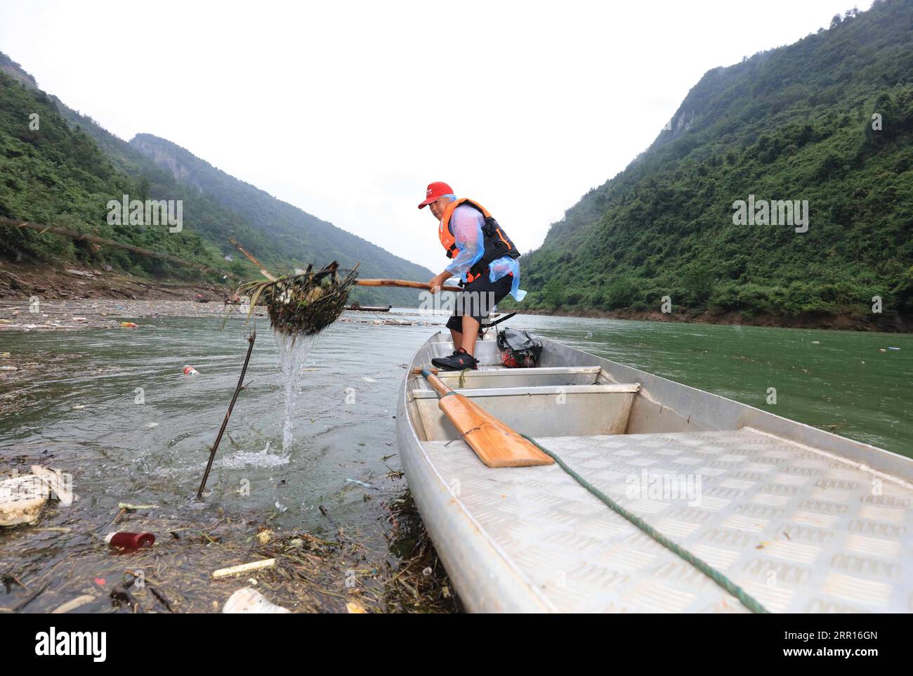 200906 -- ZHANGJIAJIE, 6 settembre 2020 -- Un abitante del villaggio ripulisce la flotage dal fiume Maoyan nel distretto di Yongding della città di Zhangjiajie, provincia centrale di Hunan della Cina, 6 settembre 2020. La città ha organizzato gente per ripulire regolarmente il fiume per mantenere il fiume senza ostacoli. Foto di /Xinhua CHINA-HUNAN-ZHANGJIAJIE-RIVER-CLEARING WuxYongbing PUBLICATIONxNOTxINxCHN Foto Stock
