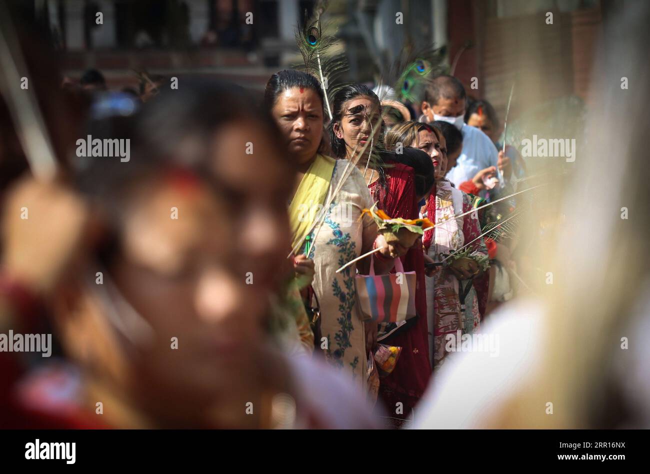 Kathmandu, Bagmati, Nepal. 6 settembre 2023. I devoti fanno la coda per offrire preghiere al tempio Krishna Mandir durante il festival Krishna Janmasthami a Kathmandu, Nepal, il 6 settembre 2023. Il festival Krishna Janmasthami viene celebrato ogni anno per celebrare l'anniversario della nascita del Signore indù Krishna. (Immagine di credito: © Sunil Sharma/ZUMA Press Wire) SOLO USO EDITORIALE! Non per USO commerciale! Foto Stock