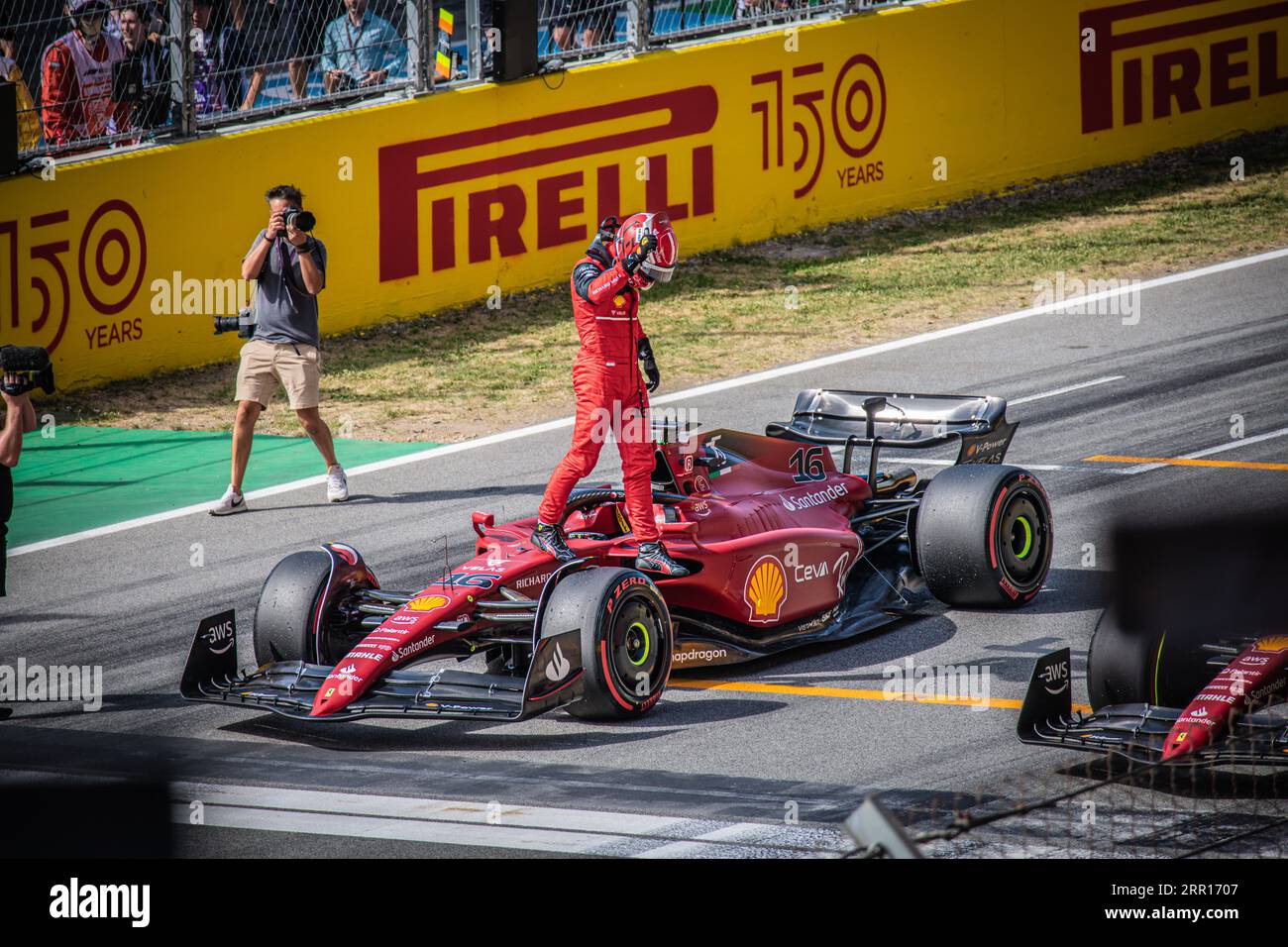 Charles Leclerc esce dalla sua Ferrari subito dopo aver conquistato il primo posto nella sessione di qualificazione e aver ottenuto la pole position. Foto Stock