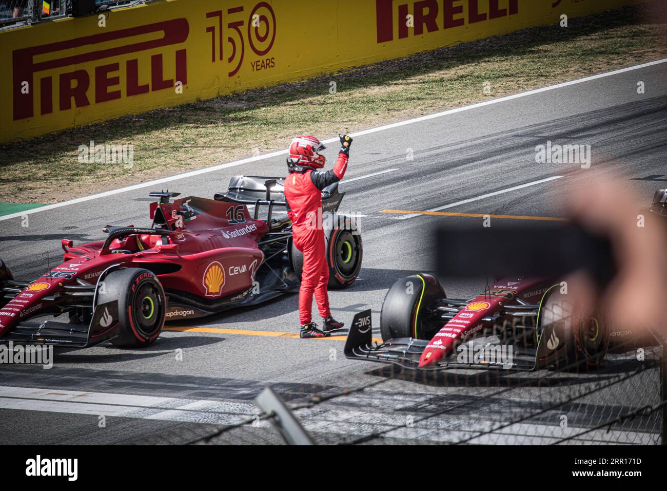 Charles Leclerc solleva un pugno trionfale alla folla mentre esce dalla sua Ferrari, dopo essersi assicurato il primo posto nella sessione di qualificazione. Foto Stock