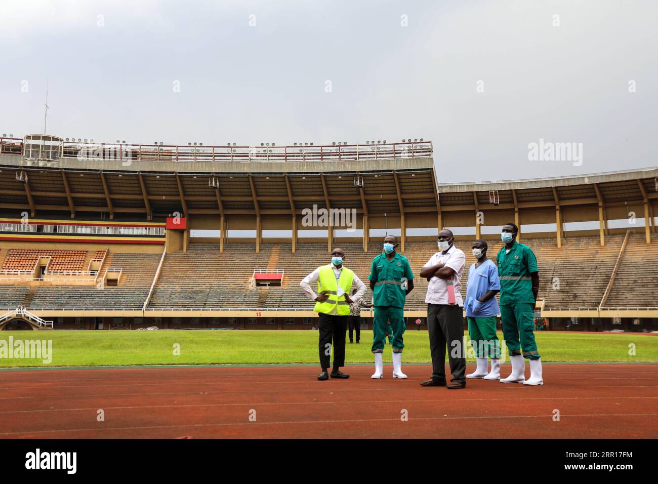 200907 -- WAKISO UGANDA, 7 settembre 2020 -- gli operai medici si trovano allo Stadio Nazionale di Namboole nel distretto centrale ugandese di Wakiso, a circa 15 km a est della capitale Kampala, il 7 settembre 2020. Il ministero della salute dell'Uganda ha trasformato parti dello Stadio Nazionale di Namboole in un ospedale ausiliario per far fronte al numero in rapida crescita di casi di COVID-19 nel paese dell'Africa orientale. Foto di /Xinhua UGANDA-WAKISO-COVID-19-NAMBOOLE NATIONAL STADIUM-TREATMENT CENTER HajarahxNalwadda PUBLICATIONxNOTxINxCHN Foto Stock