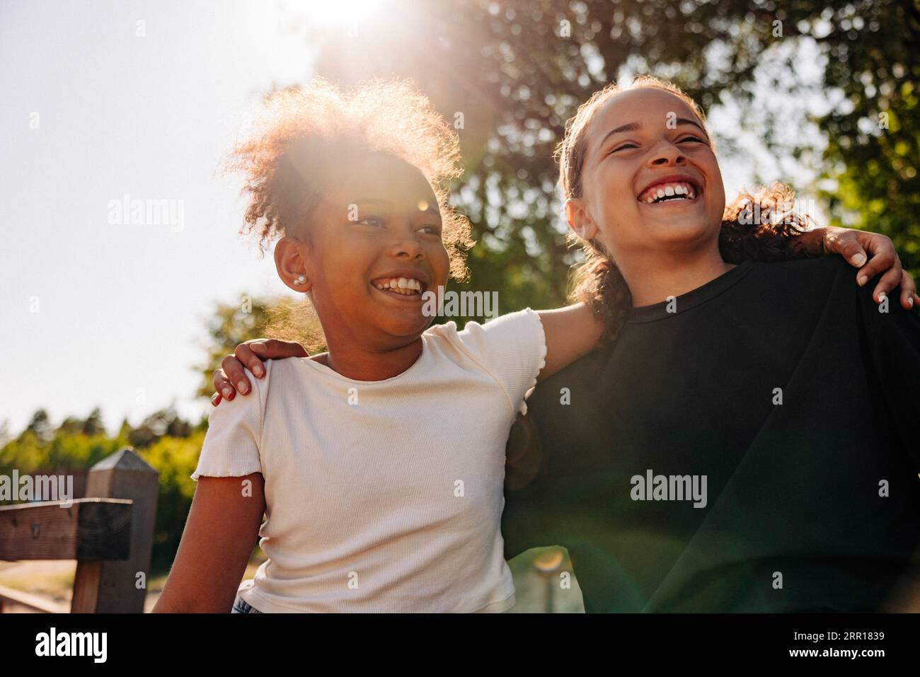 Felici amiche che si divertono insieme al campo estivo Foto Stock