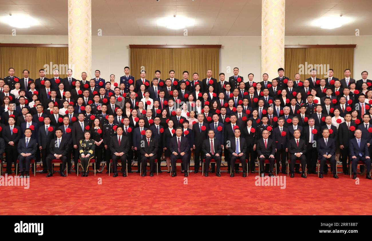200908 -- PECHINO, 8 settembre 2020 -- Xi Jinping e altri alti leader si incontrano con i destinatari della Medaglia della Repubblica e del titolo onorifico nazionale, rappresentanti di gruppi e individui di spicco, e fare una foto di gruppo scattata con loro prima di un incontro lodevole modelli di ruolo nella lotta del paese contro l'epidemia di COVID-19 presso la sala grande del popolo di Pechino, capitale della Cina, 8 settembre 2020. CINA-PECHINO-COVID-19 INCONTRO DI RACCOMANDAZIONE SUI MODELLI DI LOTTA PER IL RUOLO CN HUANGXJINGWEN PUBLICATIONXNOTXINXCHN Foto Stock