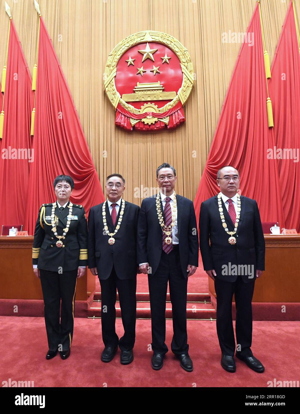 200908 -- PECHINO, 8 settembre 2020 -- destinatario della Medaglia della Repubblica Zhong Nanshan 2nd R e destinatari del titolo onorario nazionale, The People S Hero, Zhang Boli 2nd L, Zhang Dingyu 1st R e Chen Wei, posa per una foto di gruppo alla grande sala del popolo di Pechino, capitale della Cina, 8 settembre 2020. Martedì si è tenuto un incontro per lodare i modelli di comportamento nella lotta del paese contro l'epidemia di COVID-19. CHINA-PECHINO-COVID-19 INCONTRO DI RACCOMANDAZIONE SUI MODELLI DI LOTTA PER IL RUOLO, CN RAOXAIMIN PUBLICATIONXNOTXINXCHN Foto Stock