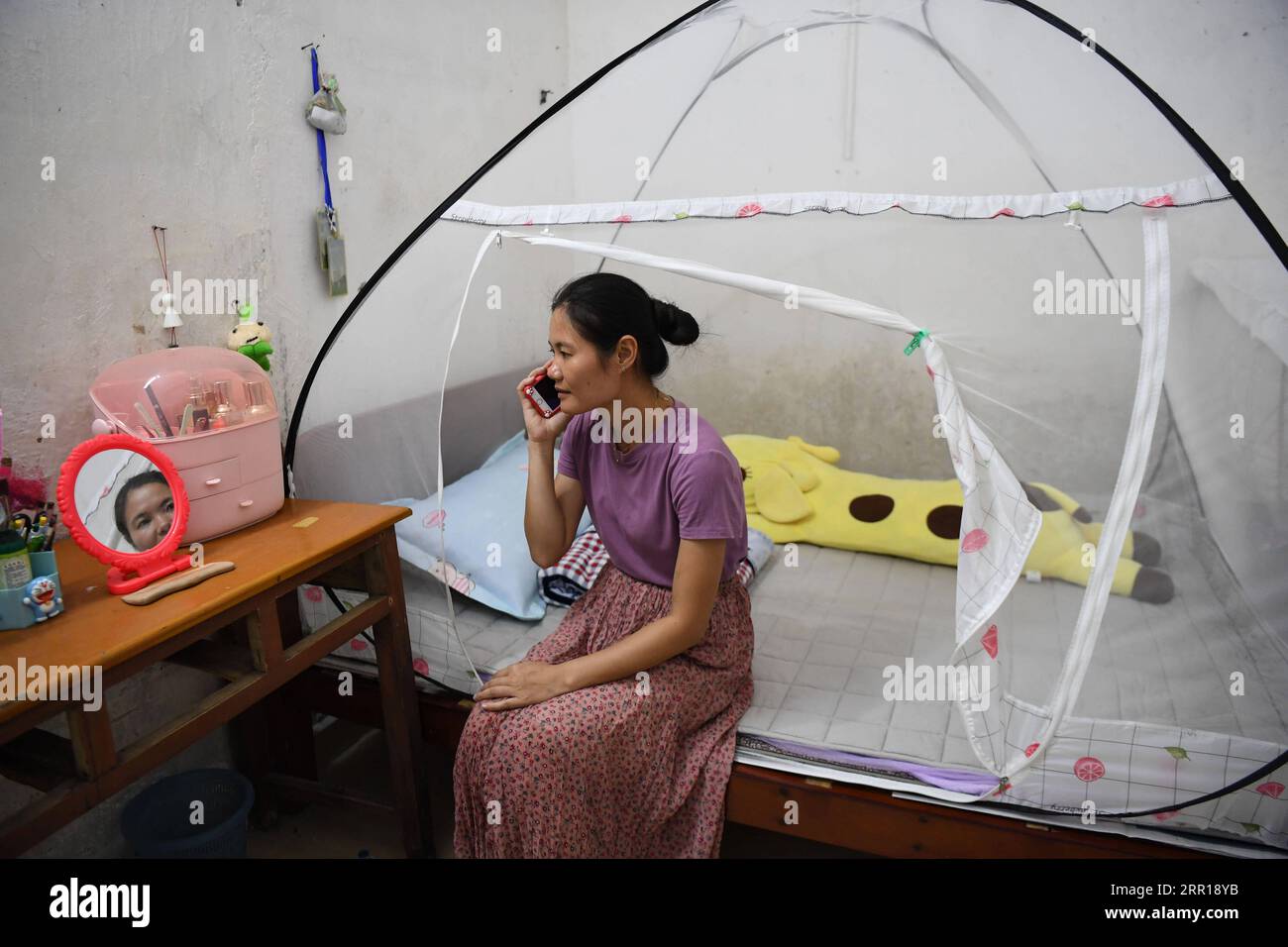 200909 -- GUANGZHOU, 9 settembre 2020 -- Lin Xiaolian parla con la sua famiglia al telefono nel suo dormitorio a Beili Island nella contea di Xuwen, nella provincia del Guangdong della Cina meridionale, 1 settembre 2020. Sei anni fa, Lin Xiaolian è venuto su quest'isola come insegnante volontario dopo essersi diplomato alla Lingnan Normal University nel Guangdong. E poi ha scelto di restare qui per fare l'insegnante. Il remoto e povero villaggio isola di Beili difficilmente vede estranei. Non ci sono ristoranti, hotel o auto sull'isola che coprono solo 7 chilometri quadrati. La BEI li Primary School ha più di 300 studenti, ma è composta da o Foto Stock