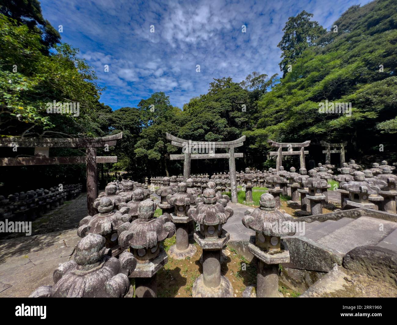 Lanterne di pietra al tempio buddista di Tokoji, Hagi, Giappone Foto Stock