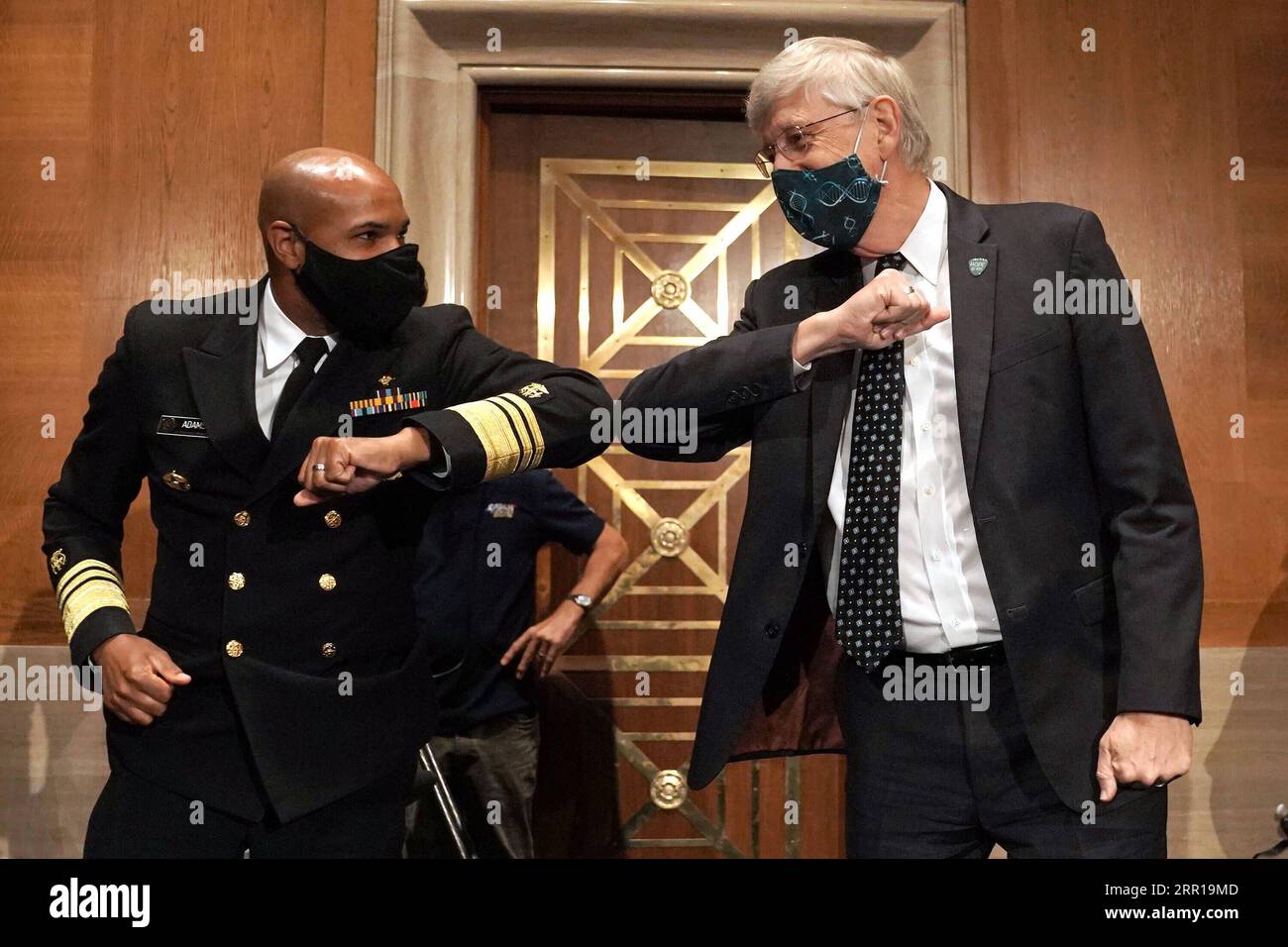 200909 -- WASHINGTON, settembre 9, 2020 -- il chirurgo generale statunitense Jerome Adams L e gli U.S. National Institutes of Health il direttore del NIH Francis Collins Bump gomiti dopo un'audizione del Senato degli Stati Uniti per la salute, l'istruzione, il lavoro e le pensioni Comitato dal titolo vaccini: salvare vite umane, garantire fiducia e proteggere la salute pubblica a Capitol Hill a Washington, D.C., Stati Uniti, il 9 settembre 2020. Greg Nash/Pool via Xinhua U.S.-WASHINGTON, D.C.-VACCINE-HEARING LiuxJie PUBLICATIONxNOTxINxCHN Foto Stock