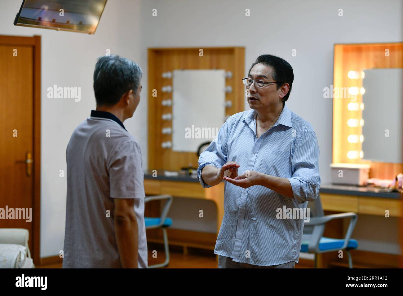 200910 -- TIANJIN, 10 settembre 2020 -- Wang Jishi R discute le linee drammatiche con un membro dello staff in uno spogliatoio nel Tianjin Guanghua Theater, Tianjin, nella Cina settentrionale, 8 settembre 2020. Wang Jishi, 65 anni, è un attore nazionale di prima classe, che un tempo era il capo del Tianjin People's Art Theater. Quest'anno segna il 50° anno di recitazione drammatica per Wang. Nato da una famiglia ordinaria a Tianjin, Wang è stato scelto da alcuni insegnanti del Tianjin People's Art Theater durante uno spettacolo scolastico, all'età di 15 anni. Ha poi iniziato la sua carriera drammatica. Ripensando ai suoi 50 anni di carriera drammatica, Foto Stock