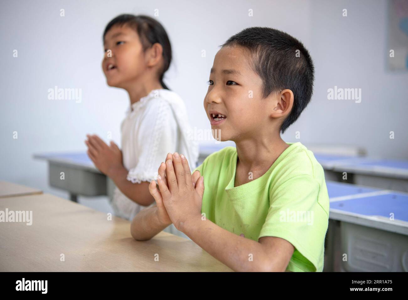 200910 -- LINGCHUAN, 10 settembre 2020 -- lo studente del primo anno Qin Xingwang impara una lezione in aula presso la scuola elementare Mawuzhai nel comune di Gujiao della contea di Lingchuan, città di Jincheng, provincia dello Shanxi della Cina settentrionale, 8 settembre 2020. Situato nelle profondità dei monti Taihang, a più di 1.300 metri sul livello del mare, il collegio elementare Mawuzhai, con i suoi sei studenti, è l'unica scuola nel raggio di decine di chilometri. Chen Yanzi, all'età di 25 anni, venne qui nel settembre 2019 e divenne insegnante. Chen Yanzi proveniva dal centro di Jincheng City, e ci è voluto più di th Foto Stock