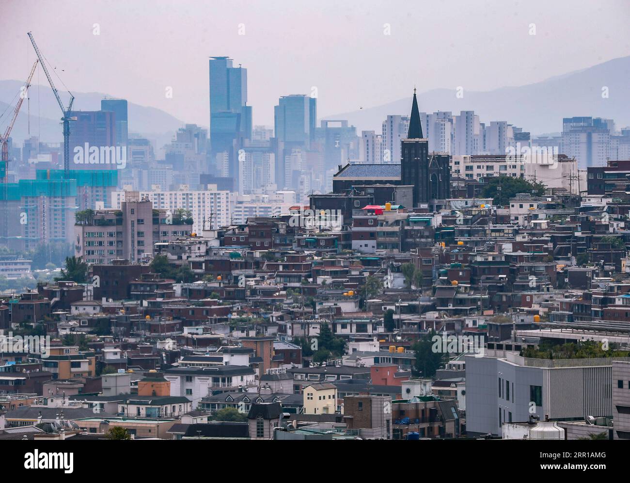 200911 -- SEOUL, 11 settembre 2020 -- foto scattata il 26 luglio 2018 mostra la vista di Haebangchon a Seoul, Corea del Sud. Seul, capitale e la più grande città della Corea del Sud, è una metropoli dinamica con un mix di antico e moderno. CitySketchSOUTH KOREA-SEOUL WangxJingqiang PUBLICATIONxNOTxINxCHN Foto Stock