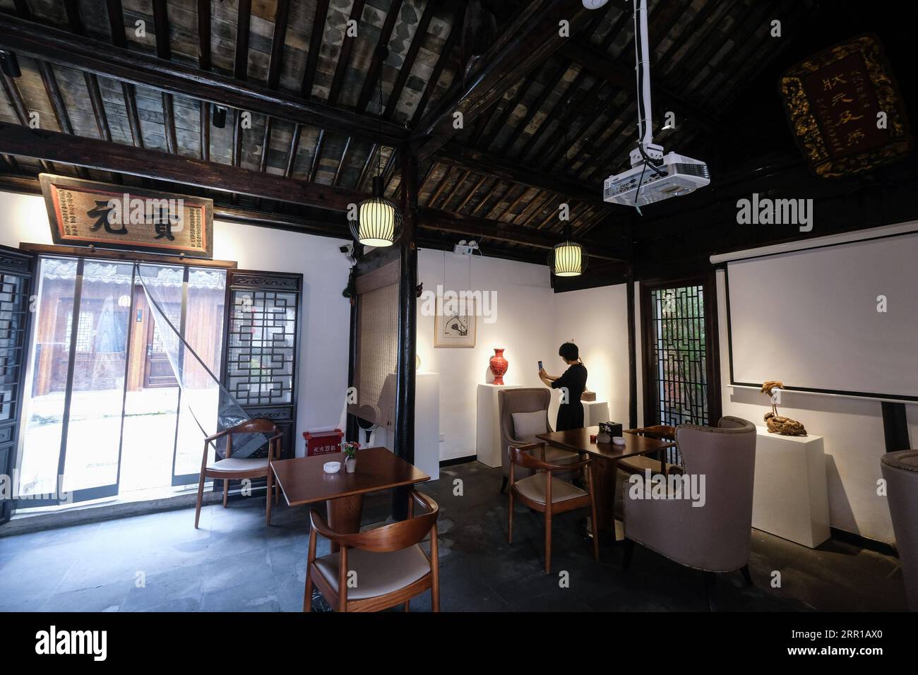 200911 -- HANGZHOU, 11 settembre 2020 -- Un turista visita una casa in famiglia convertita da una vecchia casa nel villaggio di Yigao di Huzhou, nella provincia di Zhejiang nella Cina orientale, 28 maggio 2020. Negli ultimi 15 anni, guidati dalla convinzione che acque lucide e montagne lussureggianti sono beni inestimabili , un gran numero di villaggi nella provincia di Zhejiang hanno subito trasformazioni ambientali, attirando investimenti di capitale nelle campagne e stimolando lo sviluppo del turismo familiare. Come pioniere ed esploratore nello sviluppo del business Homestay in Cina, Zhejiang sta cercando di essere il modello e il destina Foto Stock