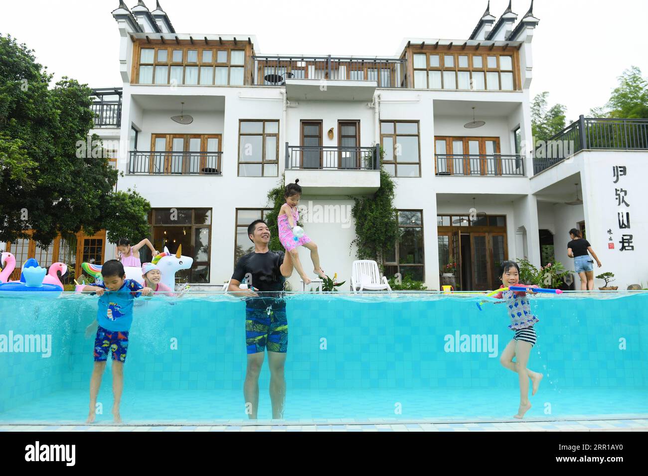 200911 -- HANGZHOU, 11 settembre 2020 -- i turisti giocano in una piscina in un villaggio in famiglia nel villaggio di Fangshan di Daixi Town, Huzhou City, East China S provincia di Zhejiang, 27 agosto 2020. Negli ultimi 15 anni, guidati dalla convinzione che acque lucide e montagne lussureggianti sono beni inestimabili , un gran numero di villaggi nella provincia di Zhejiang hanno subito trasformazioni ambientali, attirando investimenti di capitale nelle campagne e stimolando lo sviluppo del turismo familiare. Come pioniere ed esploratore nello sviluppo del business Homestay in Cina, Zhejiang sta cercando di essere il modello e il più grande Foto Stock