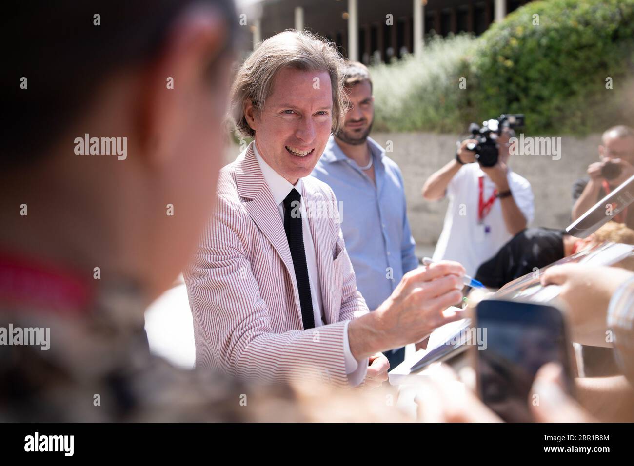 Venezia, Italia. 1 settembre 2023. VENEZIA, ITALIA - 01 SETTEMBRE: Wes Anderson firma autografi per i suoi fan sul Red carpet del film Netflix ''The Wonderful Story of Henry Sugar'' alla 80° Mostra Internazionale del Cinema di Venezia il 1° settembre 2023 a Venezia. (Foto di Luca Carlino/NurPhoto)0 crediti: NurPhoto SRL/Alamy Live News Foto Stock
