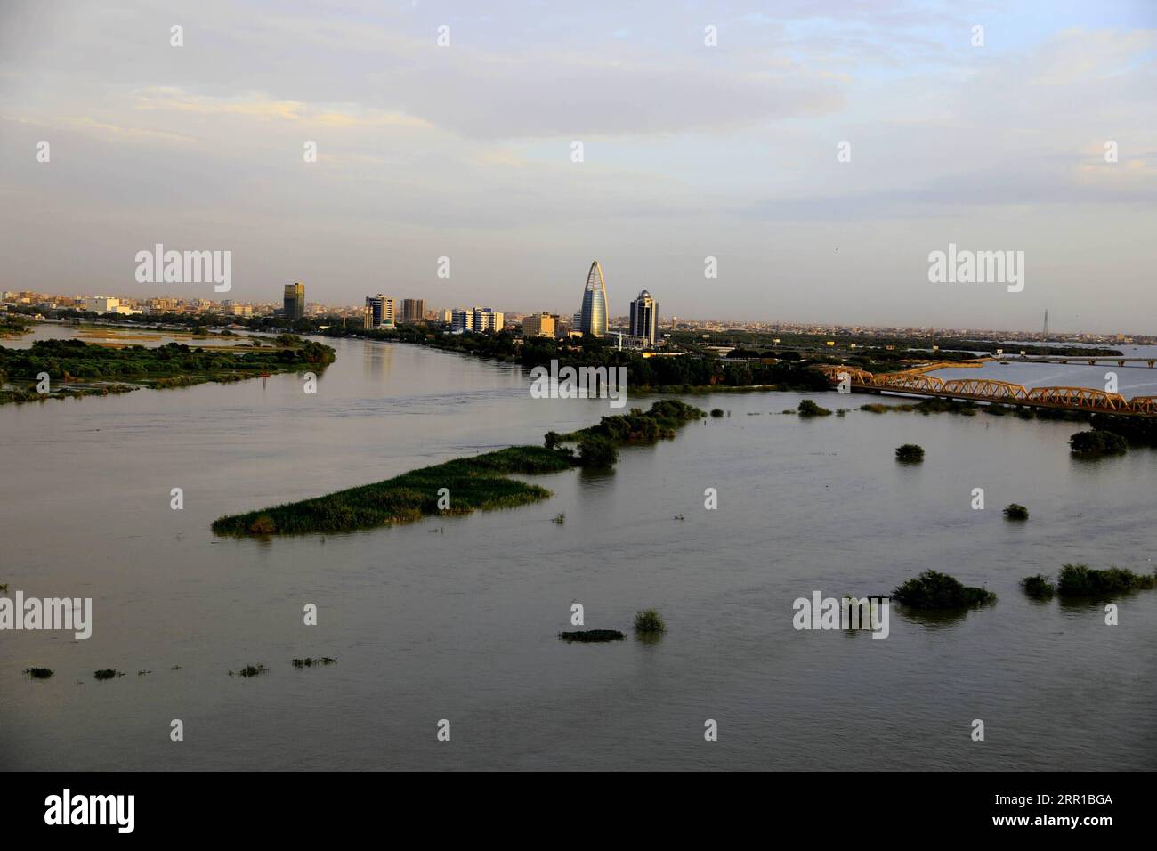 200912 -- KHARTOUM, 12 settembre 2020 -- il livello dell'acqua del Nilo vicino alla confluenza dei suoi due principali affluenti, il Nilo bianco e il Nilo Azzurro, inizia a diminuire gradualmente dopo inondazioni senza precedenti a Khartoum, Sudan, 11 settembre 2020. Il Sudan è spesso testimone di inondazioni causate da forti piogge da giugno a ottobre. Foto di /Xinhua SUDAN-KHARTOUM-NILE-FLOOD MohamedxKhidir PUBLICATIONxNOTxINxCHN Foto Stock