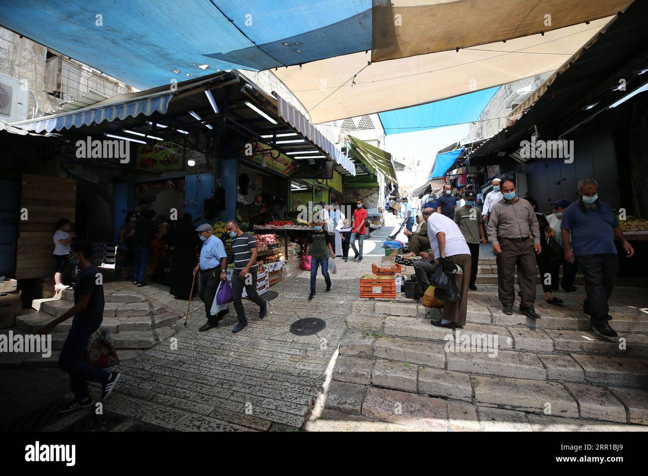 200912 -- GERUSALEMME, 12 settembre 2020 -- le persone che indossano maschere facciali sono viste nella città Vecchia di Gerusalemme in mezzo alla pandemia di COVID-19 l'11 settembre 2020. Il Ministero della salute israeliano ha riportato 3.038 nuovi casi di COVID-19 venerdì, portando il numero totale nel paese a 148.564. Foto di /Xinhua MIDEAST-JERUSALEM-COVID-19-OLD CITY MuammarxAwad PUBLICATIONxNOTxINxCHN Foto Stock