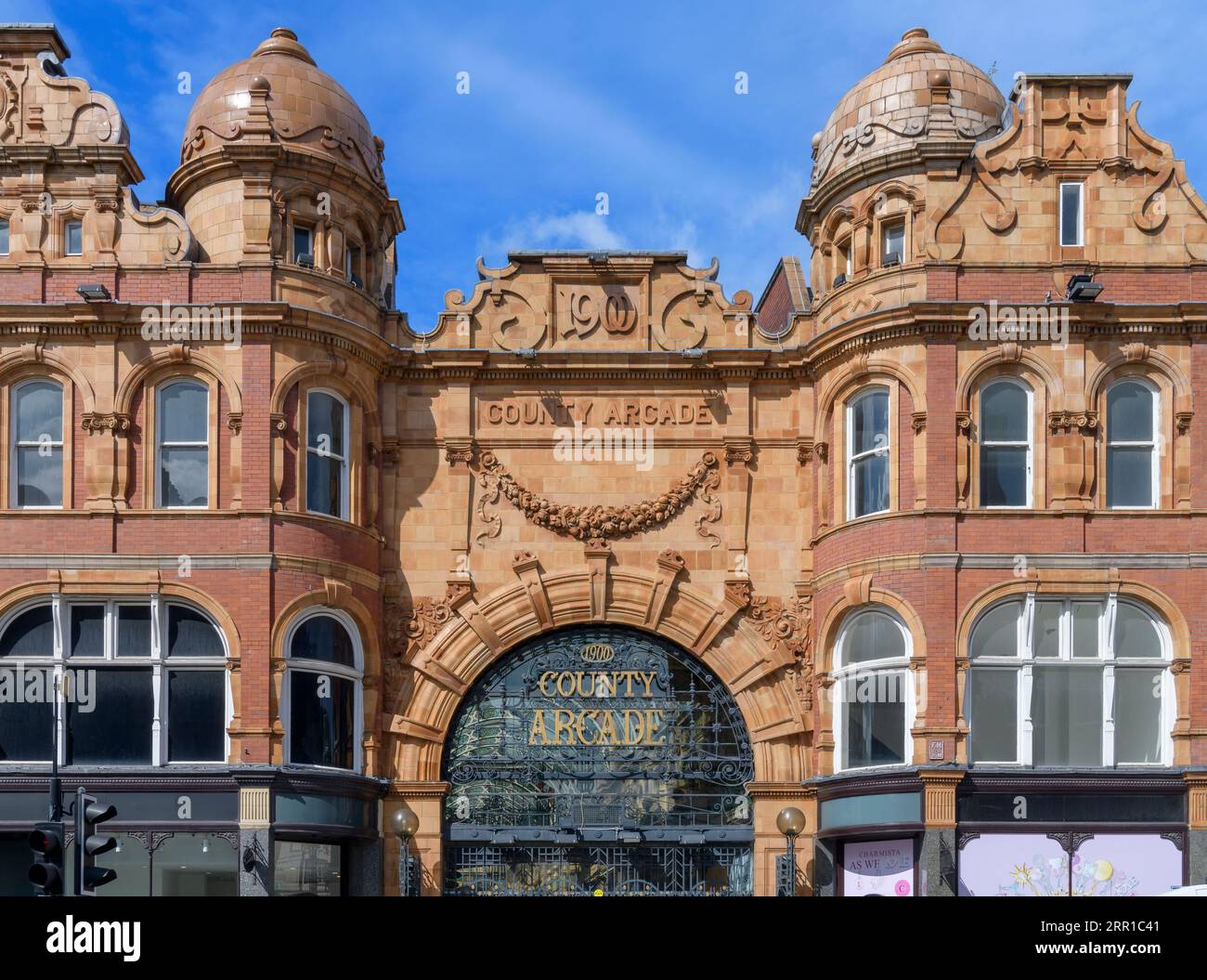 County Arcade a Leeds, completato nel 1904. Ispirato alla Galleria di Milano. Con soffitto a botte, decorazioni in metallo e marmo con tetti in vetro colorato. Foto Stock