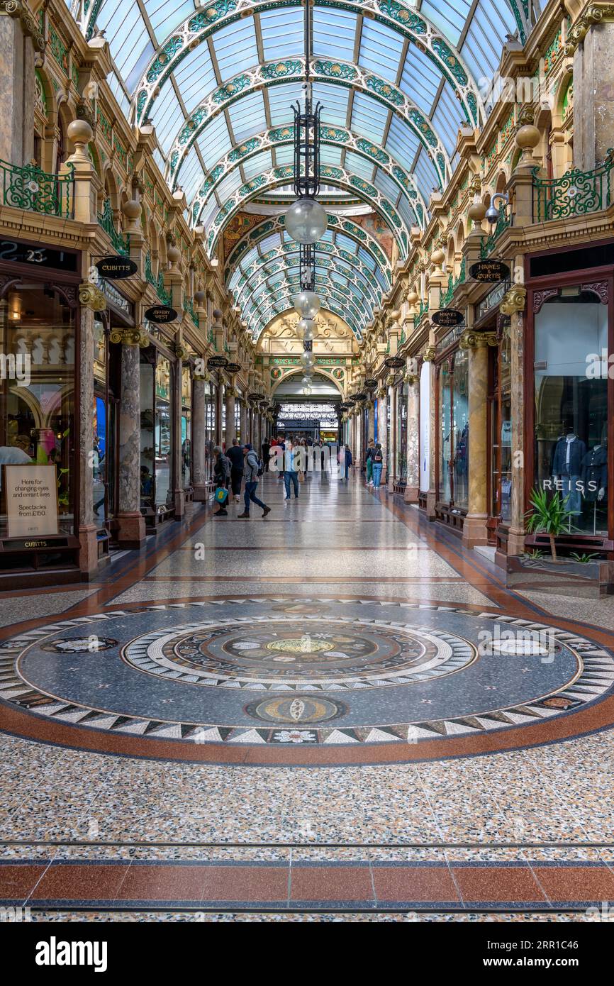 County Arcade a Leeds, completato nel 1904. Ispirato alla Galleria di Milano. Con soffitto a botte, decorazioni in metallo e marmo con tetti in vetro colorato. Foto Stock