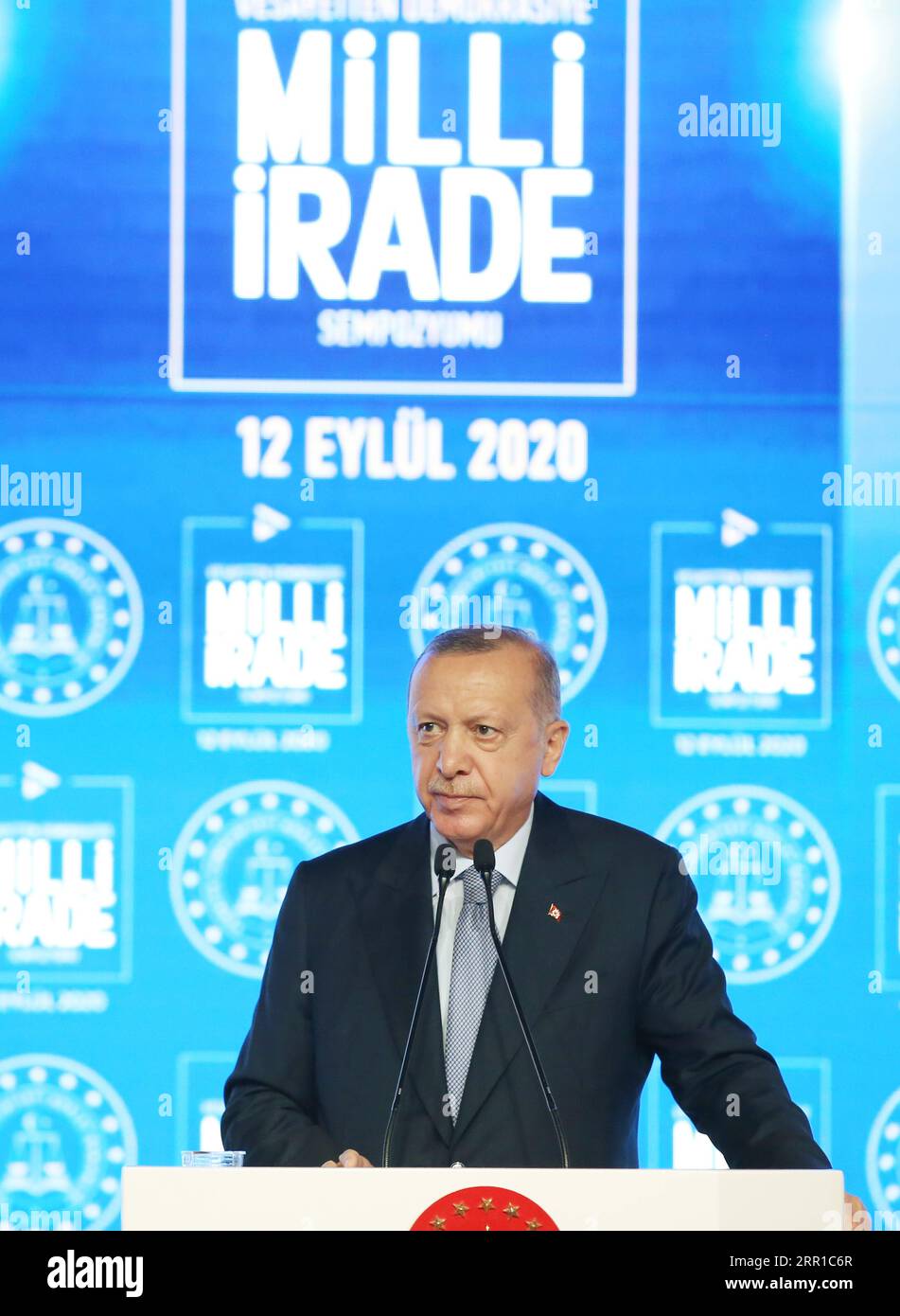 200912 -- ISTANBUL, 12 settembre 2020 -- il presidente turco Recep Tayyip Erdogan parla ad un simposio a Istanbul, in Turchia, il 12 settembre 2020. Erdogan sabato ha avvertito la controparte francese Emmanuel Macron sull'opposizione di quest'ultima alle attività marittime turche nel Mediterraneo orientale. TURCHIA-ISTANBUL-PRESIDENTE-E.. MED DISPUTE Xinhua PUBLICATIONxNOTxINxCHN Foto Stock
