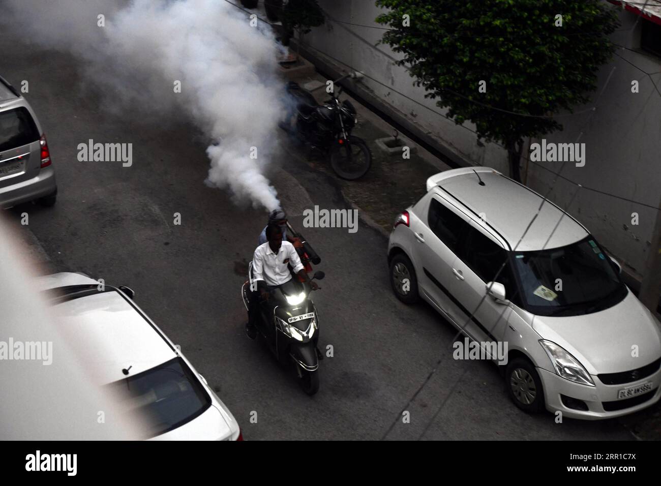 200912 -- NOIDA INDIA, 12 settembre 2020 -- Un lavoratore municipale fumiga una strada con repellente per zanzare per prevenire la dengue a Noida, Uttar Pradesh, India, il 12 settembre 2020. Foto di /Xinhua INDIA-NOIDA-DENGUE-PREVENTION ParthaxSarkar PUBLICATIONxNOTxINxCHN Foto Stock