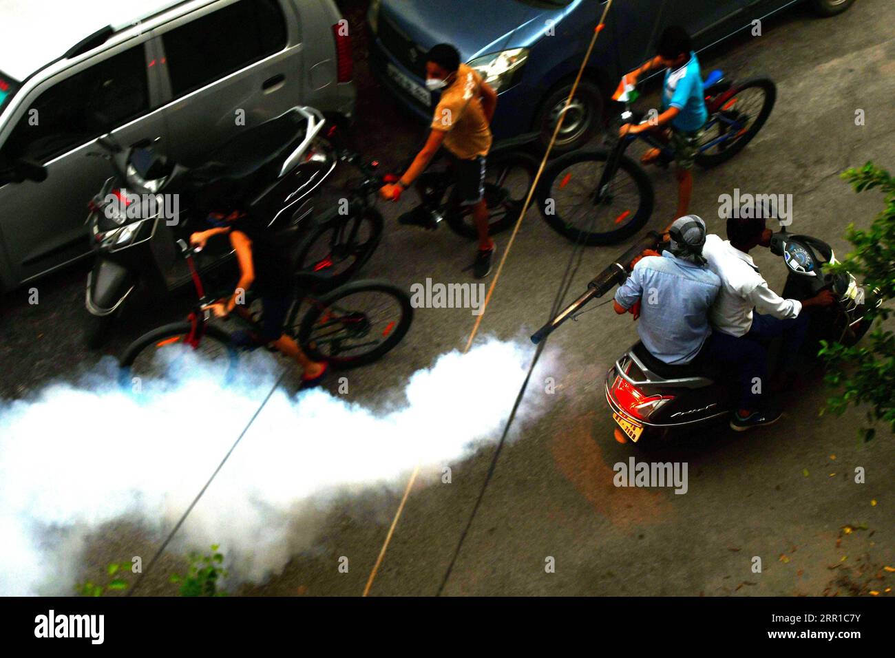 200912 -- NOIDA INDIA, 12 settembre 2020 -- Un lavoratore municipale fumiga una strada con repellente per zanzare per prevenire la dengue a Noida, Uttar Pradesh, India, il 12 settembre 2020. Foto di /Xinhua INDIA-NOIDA-DENGUE-PREVENTION ParthaxSarkar PUBLICATIONxNOTxINxCHN Foto Stock