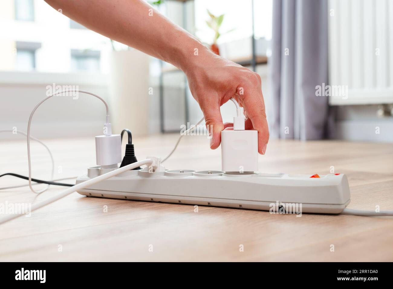 Spina elettrica nella presa di corrente a casa. Concetto di efficienza energetica Foto Stock