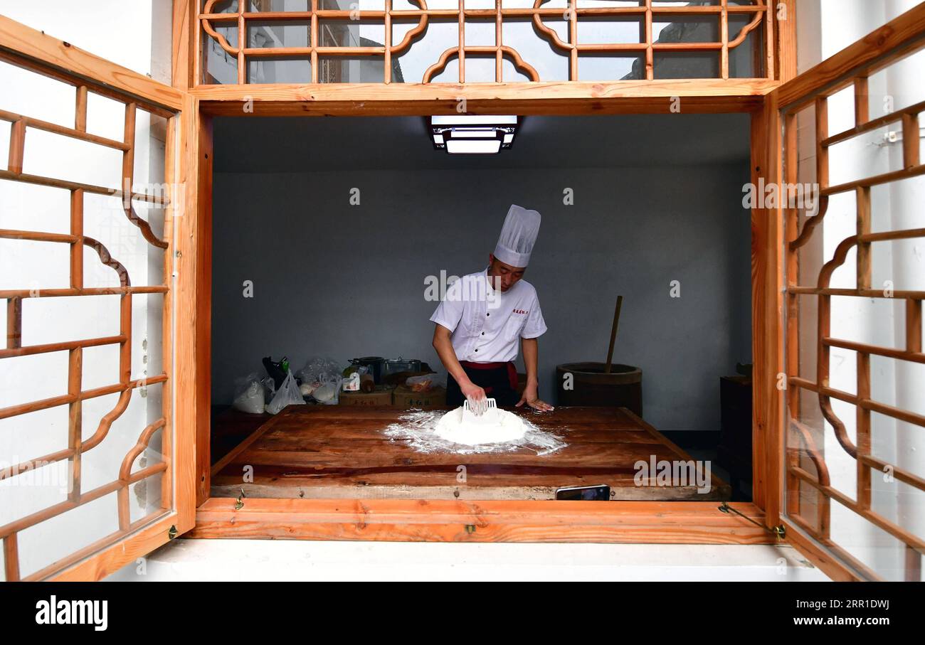 200915 -- PECHINO, 15 settembre 2020 -- Zhang Xu prepara una crosta di torta mooncake con sciroppo di zucchero di malto e farina alla panetteria Mooncake Jingshengchang nella contea di Xiayi, Shangqiu, provincia di Henan della Cina centrale, 13 settembre 2020. All'età di 31 anni, Zhang Xu è già lo chef di Jingshengchang, una panetteria con torte di luna con sede a Henan fondata nel 1860. XINHUA FOTO DEL GIORNO FengxDapeng PUBLICATIONxNOTxINxCHN Foto Stock
