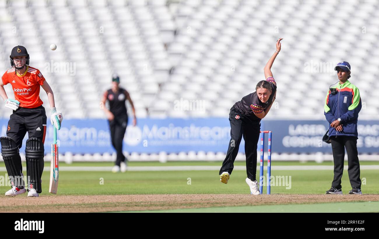 Hannah Baker bowling per Sparks preso a Birmingham, Regno Unito, durante il Rachel Heyhoe Flint Trophy tra Central Sparks e The Blaze il 5 settembre 202 Foto Stock