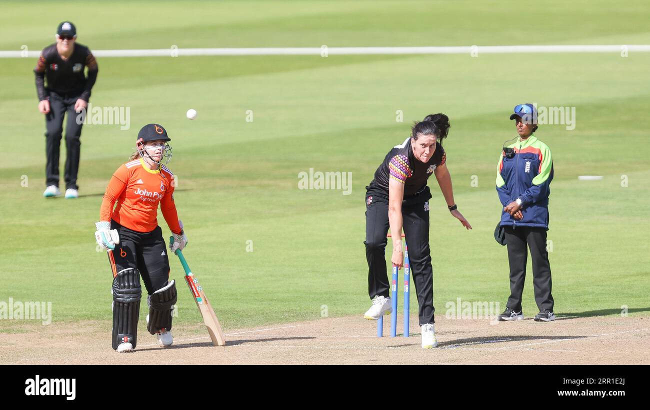 Sparks Emily Arlott bowling preso a Birmingham, Regno Unito, durante il Rachel Heyhoe Flint Trophy tra Central Sparks e The Blaze il 5 settembre 2023 alle ore Foto Stock