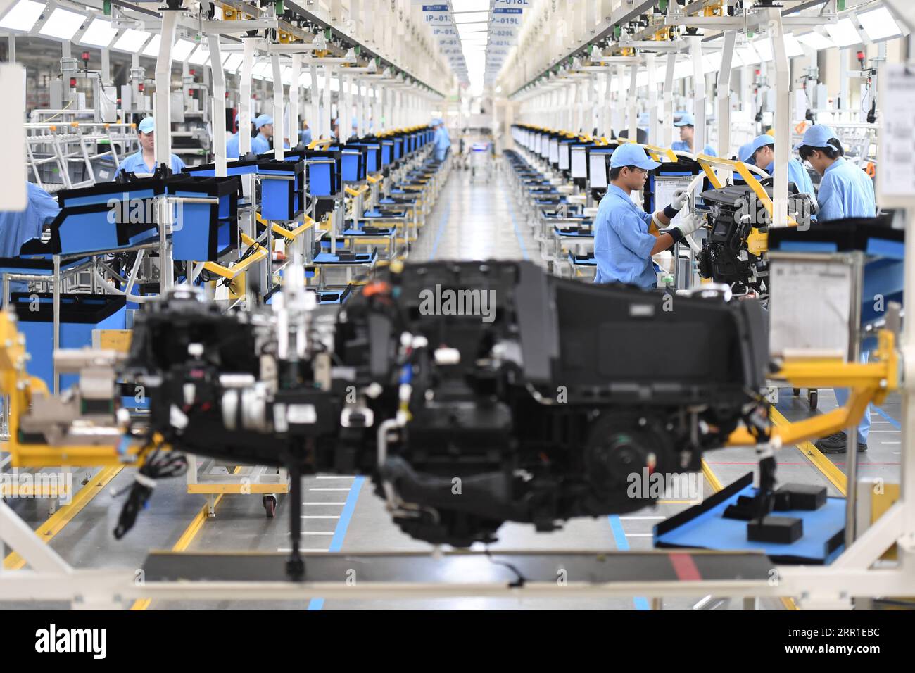 200915 -- NINGDE, 15 settembre 2020 -- i lavoratori assemblano il sistema di controllo del quadro strumenti in un'officina di autovetture di Ningde, base di SAIC Motor Corporation Ltd. A Ningde, provincia del Fujian, sud-est della Cina, 15 settembre 2020. Fujian ha portato avanti la riforma dell'offerta negli ultimi anni e ha attuato politiche fiscali preferenziali per aiutare le imprese a promuovere uno sviluppo di alta qualità e aggiornamenti industriali. CHINA-FUJIAN-NINGDE-ENTERPRISE-SVILUPPO DI ALTA QUALITÀ CN SONGXWEIWEI PUBLICATIONXNOTXINXCHN Foto Stock