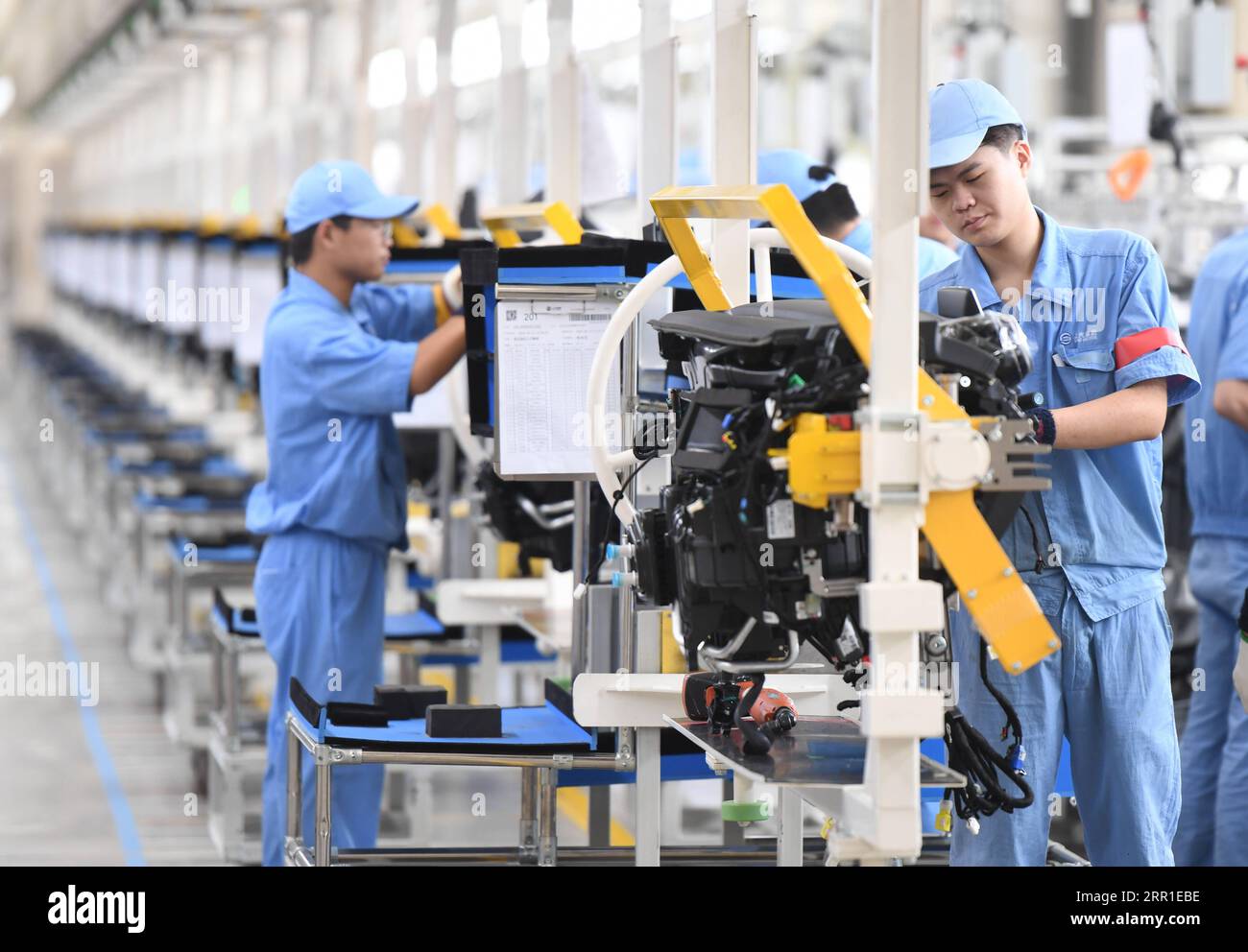 200915 -- NINGDE, 15 settembre 2020 -- i lavoratori assemblano il sistema di controllo del quadro strumenti in un'officina di autovetture di Ningde, base di SAIC Motor Corporation Ltd. A Ningde, provincia del Fujian, sud-est della Cina, 15 settembre 2020. Fujian ha portato avanti la riforma dell'offerta negli ultimi anni e ha attuato politiche fiscali preferenziali per aiutare le imprese a promuovere uno sviluppo di alta qualità e aggiornamenti industriali. CHINA-FUJIAN-NINGDE-ENTERPRISE-SVILUPPO DI ALTA QUALITÀ CN SONGXWEIWEI PUBLICATIONXNOTXINXCHN Foto Stock