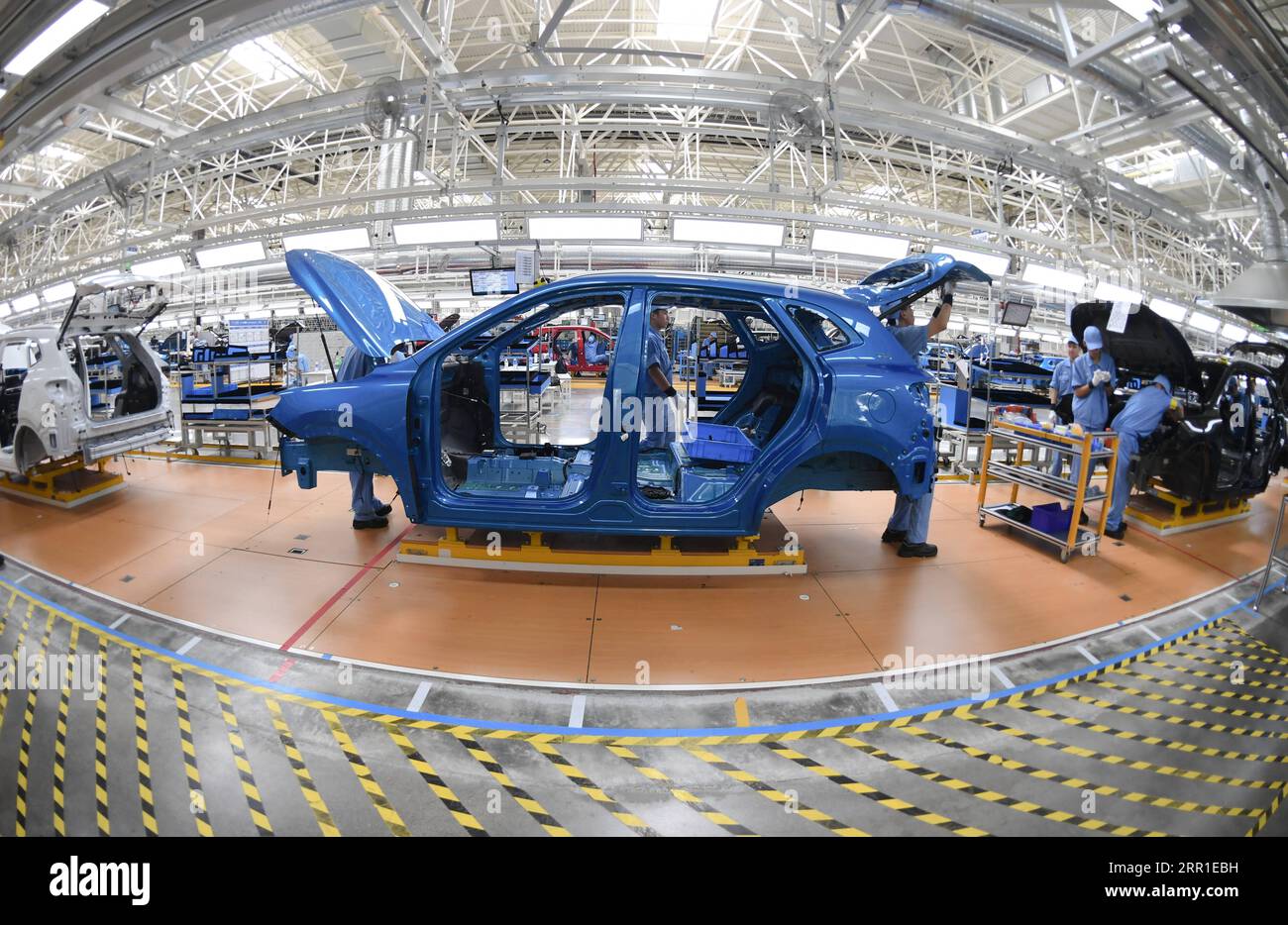 200915 -- NINGDE, 15 settembre 2020 -- le persone lavorano alla catena di montaggio in un'officina di autovetture di Ningde, base della SAIC Motor Corporation Ltd. A Ningde, provincia del Fujian, nel sud-est della Cina, 15 settembre 2020. Fujian ha portato avanti la riforma dell'offerta negli ultimi anni e ha attuato politiche fiscali preferenziali per aiutare le imprese a promuovere uno sviluppo di alta qualità e aggiornamenti industriali. CHINA-FUJIAN-NINGDE-ENTERPRISE-SVILUPPO DI ALTA QUALITÀ CN SONGXWEIWEI PUBLICATIONXNOTXINXCHN Foto Stock