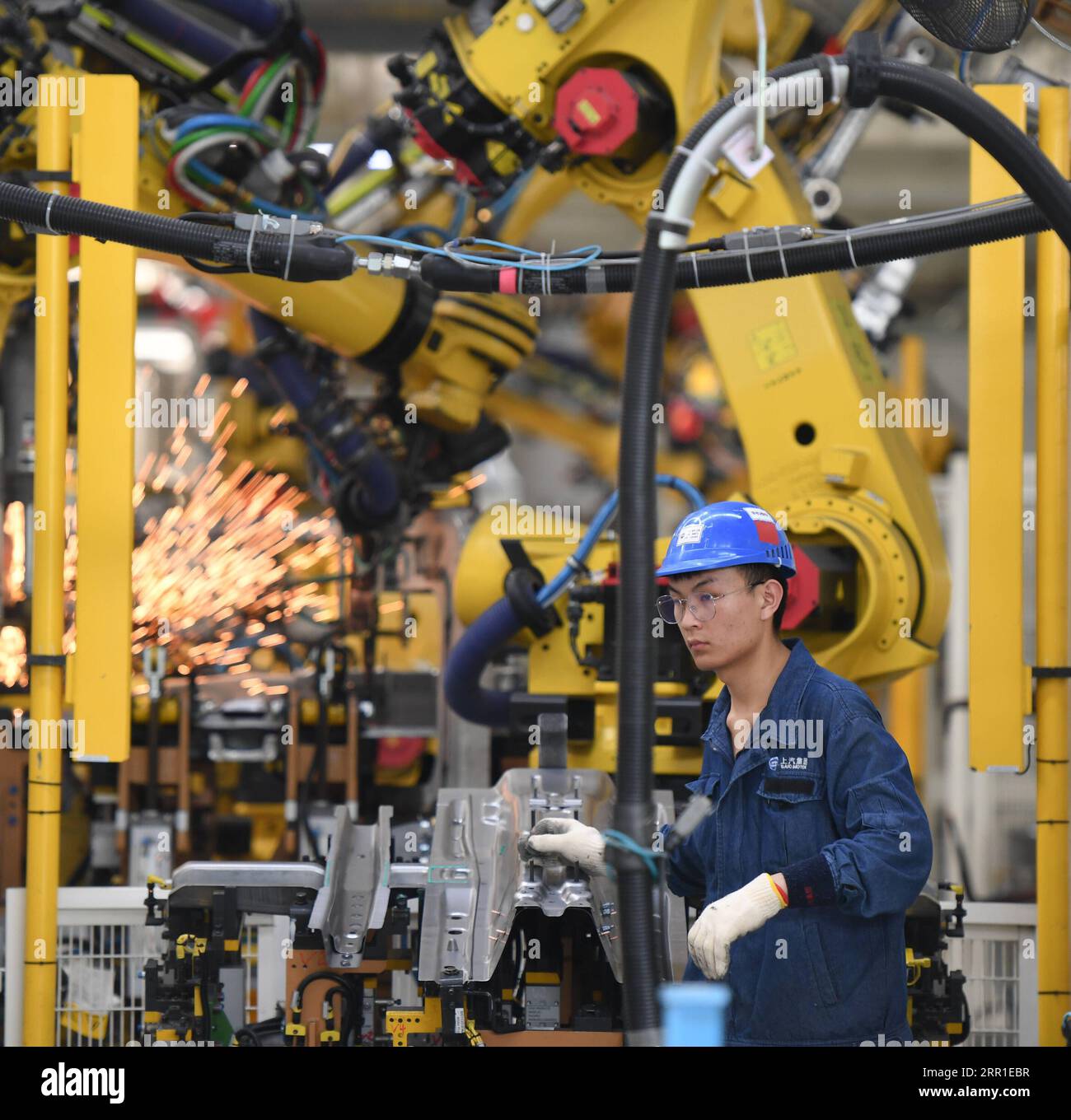 200915 -- NINGDE, 15 settembre 2020 -- Un uomo lavora in un'officina di autovetture di Ningde, base della SAIC Motor Corporation Ltd. A Ningde, nella provincia del Fujian della Cina sudorientale, 15 settembre 2020. Fujian ha portato avanti la riforma dell'offerta negli ultimi anni e ha attuato politiche fiscali preferenziali per aiutare le imprese a promuovere uno sviluppo di alta qualità e aggiornamenti industriali. CHINA-FUJIAN-NINGDE-ENTERPRISE-SVILUPPO DI ALTA QUALITÀ CN SONGXWEIWEI PUBLICATIONXNOTXINXCHN Foto Stock