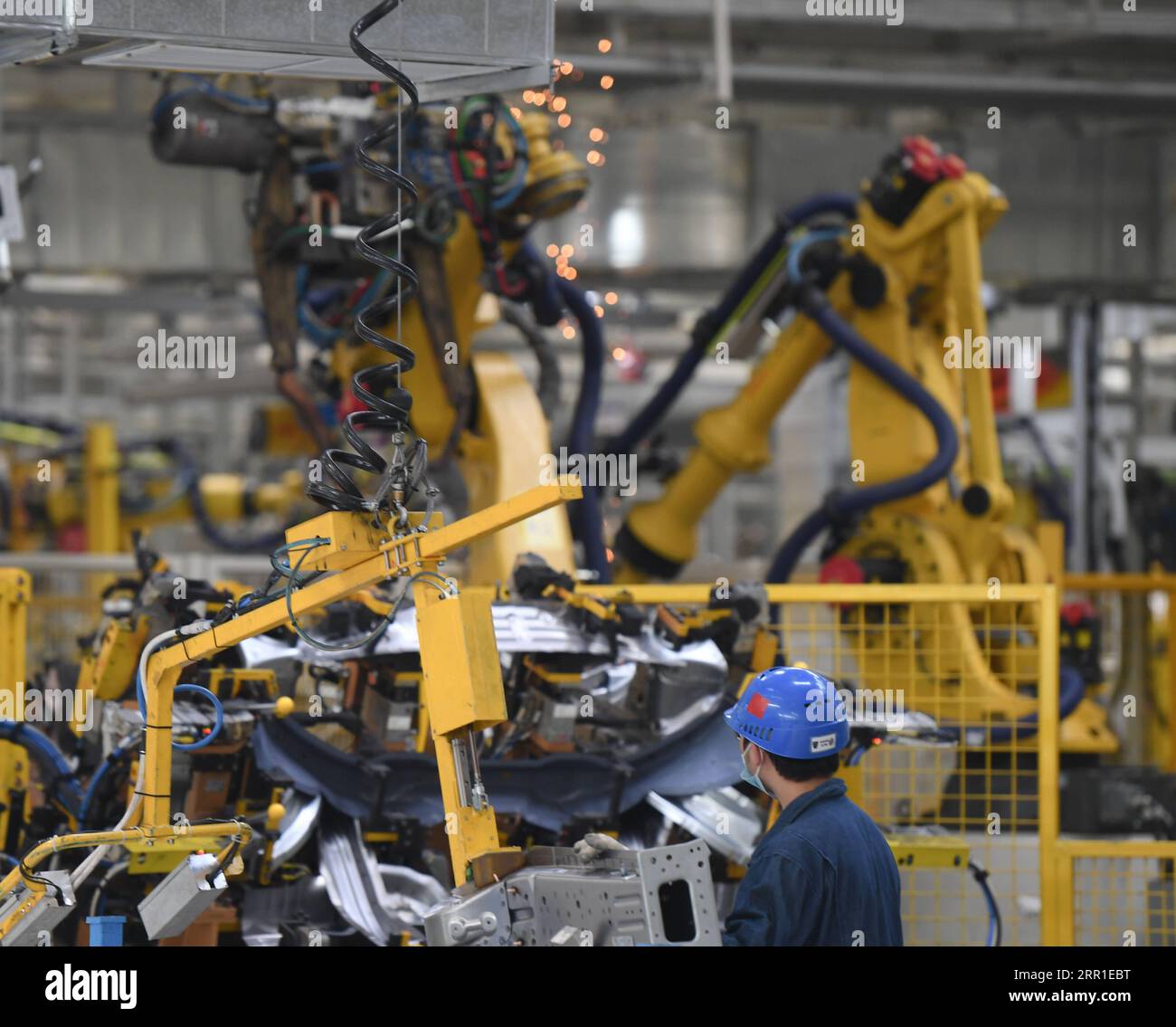 200915 -- NINGDE, 15 settembre 2020 -- Un lavoratore gestisce un robot in un'officina di autovetture di Ningde, base della SAIC Motor Corporation Ltd. A Ningde, nella provincia del Fujian della Cina sudorientale, 15 settembre 2020. Fujian ha portato avanti la riforma dell'offerta negli ultimi anni e ha attuato politiche fiscali preferenziali per aiutare le imprese a promuovere uno sviluppo di alta qualità e aggiornamenti industriali. CHINA-FUJIAN-NINGDE-ENTERPRISE-SVILUPPO DI ALTA QUALITÀ CN SONGXWEIWEI PUBLICATIONXNOTXINXCHN Foto Stock