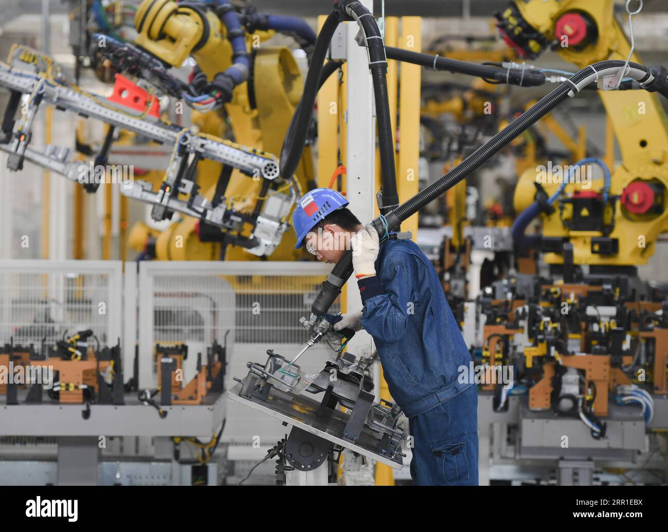 200915 -- NINGDE, 15 settembre 2020 -- Un lavoratore gestisce un robot in un'officina di autovetture di Ningde, base della SAIC Motor Corporation Ltd. A Ningde, nella provincia del Fujian della Cina sudorientale, 15 settembre 2020. Fujian ha portato avanti la riforma dell'offerta negli ultimi anni e ha attuato politiche fiscali preferenziali per aiutare le imprese a promuovere uno sviluppo di alta qualità e aggiornamenti industriali. CHINA-FUJIAN-NINGDE-ENTERPRISE-SVILUPPO DI ALTA QUALITÀ CN SONGXWEIWEI PUBLICATIONXNOTXINXCHN Foto Stock