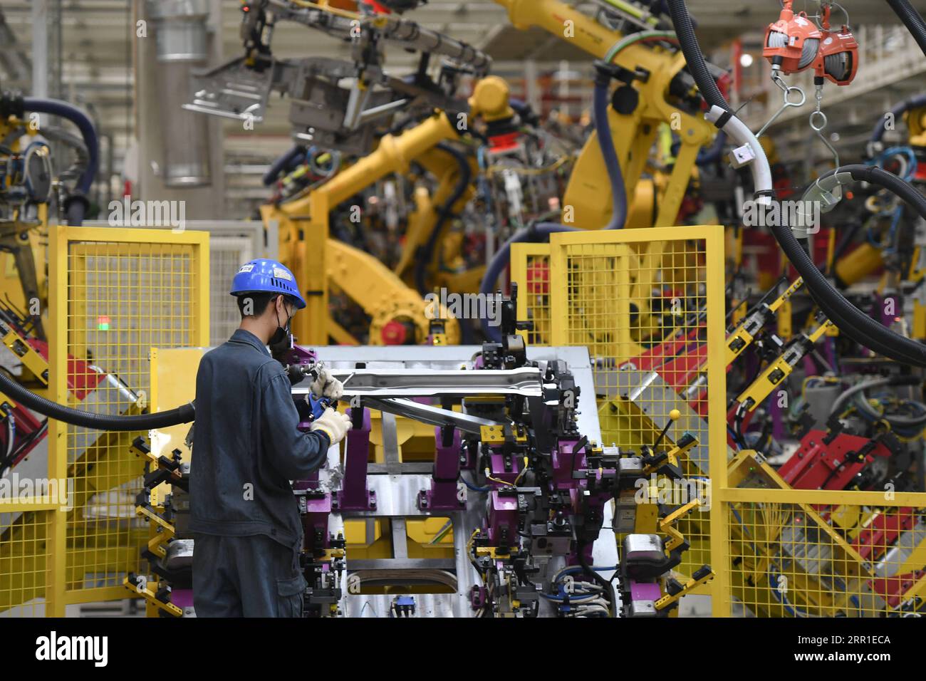 200915 -- NINGDE, 15 settembre 2020 -- Un lavoratore gestisce un robot in un'officina di autovetture di Ningde, base della SAIC Motor Corporation Ltd. A Ningde, nella provincia del Fujian della Cina sudorientale, 15 settembre 2020. Fujian ha portato avanti la riforma dell'offerta negli ultimi anni e ha attuato politiche fiscali preferenziali per aiutare le imprese a promuovere uno sviluppo di alta qualità e aggiornamenti industriali. CHINA-FUJIAN-NINGDE-ENTERPRISE-SVILUPPO DI ALTA QUALITÀ CN SONGXWEIWEI PUBLICATIONXNOTXINXCHN Foto Stock