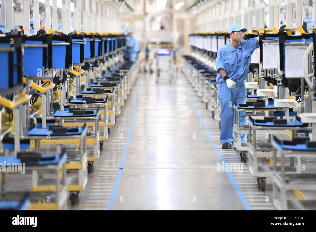 200915 -- NINGDE, 15 settembre 2020 -- i lavoratori assemblano il sistema di controllo del quadro strumenti in un'officina di autovetture di Ningde, base di SAIC Motor Corporation Ltd. A Ningde, provincia del Fujian, sud-est della Cina, 15 settembre 2020. Fujian ha portato avanti la riforma dell'offerta negli ultimi anni e ha attuato politiche fiscali preferenziali per aiutare le imprese a promuovere uno sviluppo di alta qualità e aggiornamenti industriali. CHINA-FUJIAN-NINGDE-ENTERPRISE-SVILUPPO DI ALTA QUALITÀ CN SONGXWEIWEI PUBLICATIONXNOTXINXCHN Foto Stock