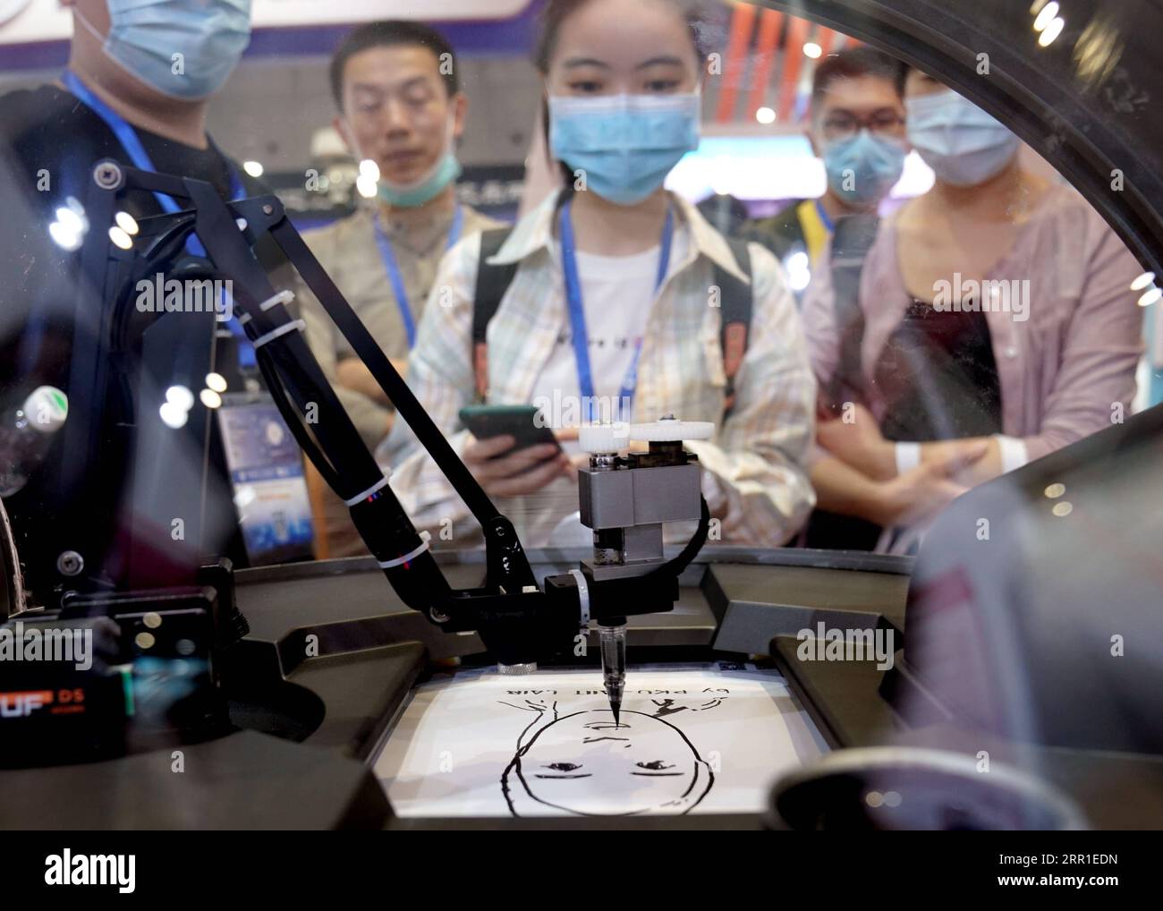 200915 -- SHANGHAI, 15 settembre 2020 -- Un robot intelligente per il disegno di ritratti è esposto dall'Università di Pechino alla China International Industry Fair di Shanghai, Cina orientale, 15 settembre 2020. La fiera internazionale dell'industria cinese, di cinque giorni, ha aperto martedì al National Exhibition and Convention Center di Shanghai, che ha attirato oltre 2.000 imprese da 22 paesi e regioni. CHINA-SHANGHAI-INT L INDUSTRY FAIRCN LIUXYING PUBLICATIONXNOTXINXCHN Foto Stock