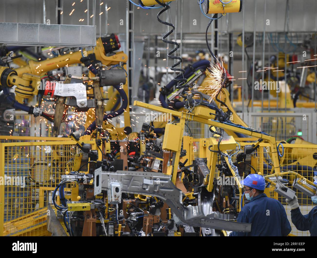 200915 -- NINGDE, 15 settembre 2020 -- Un lavoratore gestisce un robot in un'officina di autovetture di Ningde, base della SAIC Motor Corporation Ltd. A Ningde, nella provincia del Fujian della Cina sudorientale, 15 settembre 2020. Fujian ha portato avanti la riforma dell'offerta negli ultimi anni e ha attuato politiche fiscali preferenziali per aiutare le imprese a promuovere uno sviluppo di alta qualità e aggiornamenti industriali. CHINA-FUJIAN-NINGDE-ENTERPRISE-SVILUPPO DI ALTA QUALITÀ CN SONGXWEIWEI PUBLICATIONXNOTXINXCHN Foto Stock