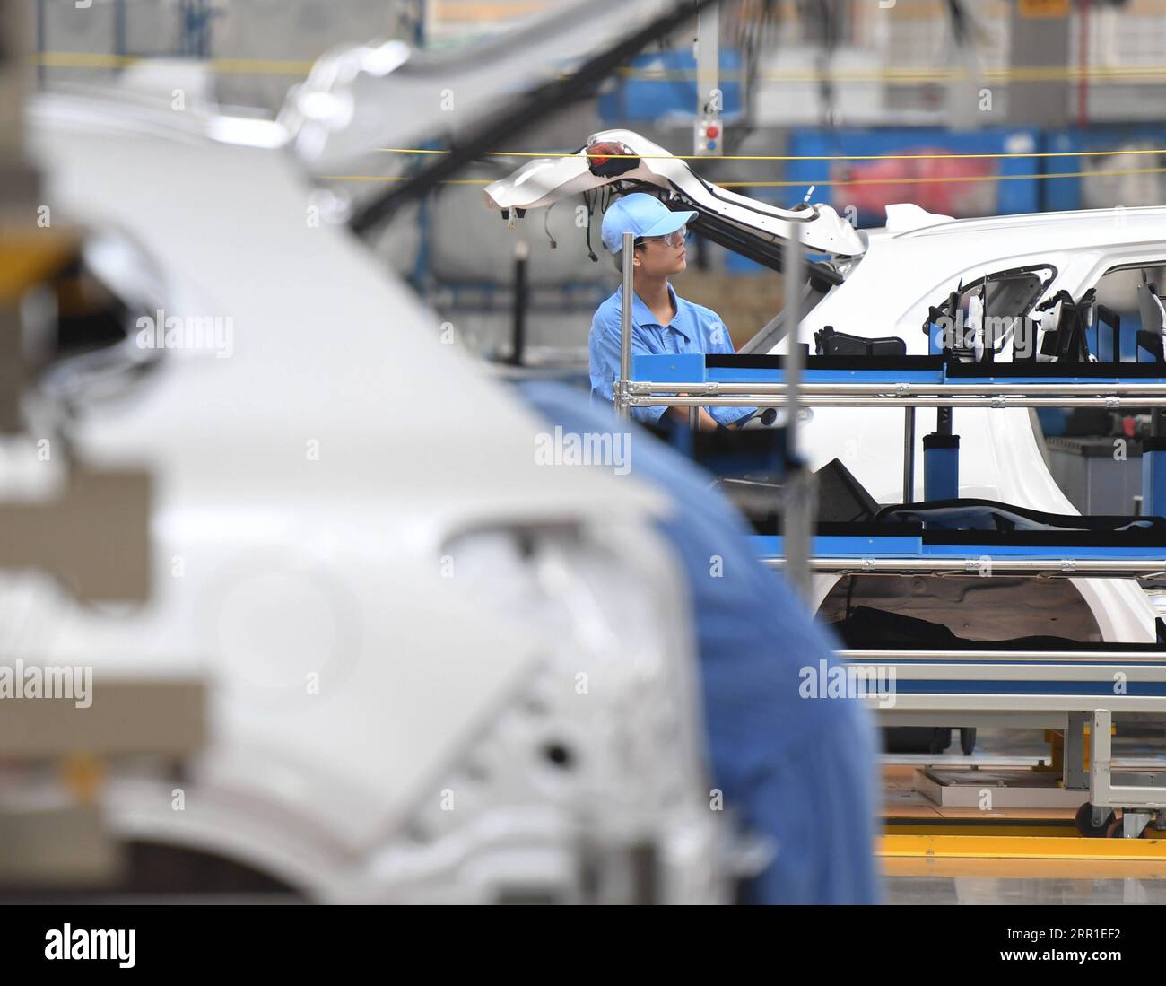 200915 -- NINGDE, 15 settembre 2020 -- Un lavoratore lavora sulla catena di montaggio in un'officina di autovetture di Ningde, base di SAIC Motor Corporation Ltd. A Ningde, nella provincia di Fujian nel sud-est della Cina, 15 settembre 2020. Fujian ha portato avanti la riforma dell'offerta negli ultimi anni e ha attuato politiche fiscali preferenziali per aiutare le imprese a promuovere uno sviluppo di alta qualità e aggiornamenti industriali. CHINA-FUJIAN-NINGDE-ENTERPRISE-SVILUPPO DI ALTA QUALITÀ CN SONGXWEIWEI PUBLICATIONXNOTXINXCHN Foto Stock