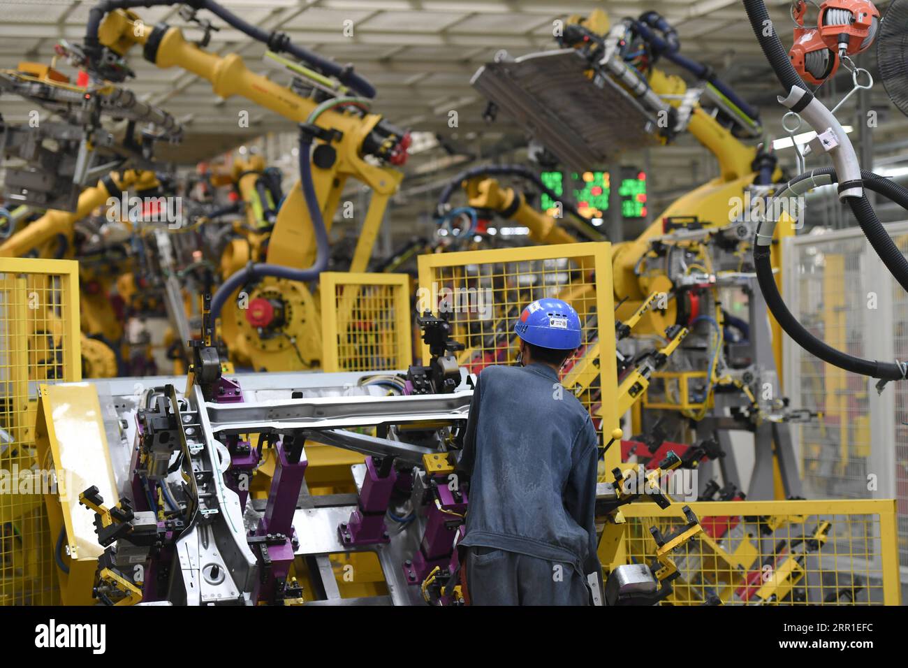 200915 -- NINGDE, 15 settembre 2020 -- Un lavoratore gestisce un robot in un'officina di autovetture di Ningde, base della SAIC Motor Corporation Ltd. A Ningde, nella provincia del Fujian della Cina sudorientale, 15 settembre 2020. Fujian ha portato avanti la riforma dell'offerta negli ultimi anni e ha attuato politiche fiscali preferenziali per aiutare le imprese a promuovere uno sviluppo di alta qualità e aggiornamenti industriali. CHINA-FUJIAN-NINGDE-ENTERPRISE-SVILUPPO DI ALTA QUALITÀ CN SONGXWEIWEI PUBLICATIONXNOTXINXCHN Foto Stock