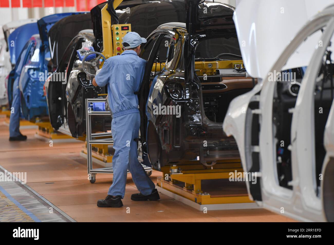 200915 -- NINGDE, 15 settembre 2020 -- le persone lavorano alla catena di montaggio in un'officina di autovetture di Ningde, base della SAIC Motor Corporation Ltd. A Ningde, provincia del Fujian, nel sud-est della Cina, 15 settembre 2020. Fujian ha portato avanti la riforma dell'offerta negli ultimi anni e ha attuato politiche fiscali preferenziali per aiutare le imprese a promuovere uno sviluppo di alta qualità e aggiornamenti industriali. CHINA-FUJIAN-NINGDE-ENTERPRISE-SVILUPPO DI ALTA QUALITÀ CN SONGXWEIWEI PUBLICATIONXNOTXINXCHN Foto Stock