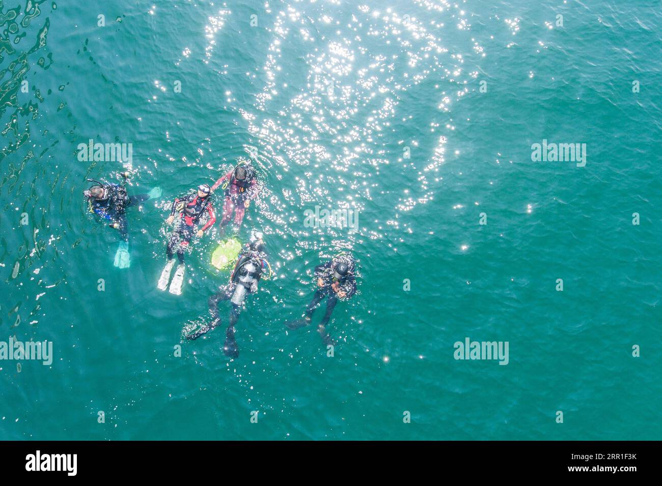 200916 -- SANYA, 16 settembre 2020 -- la foto scattata da un drone mostra Fang Jianze 2nd L e i suoi allenatori nell'acqua vicino all'isola di Wuzhizhou nella provincia di Hainan nella Cina meridionale, 30 agosto 2020. Il 22enne Fang Jianze è nato con la distrofia muscolare EDMD Emery-Dreifuss, una rara malattia muscolare che lentamente causa debolezza alle spalle, alle braccia e ai vitelli. La vita confinata su una sedia a rotelle non è quello che vuole. Vuole oltrepassare i confini e arrivare lontano. Ha provato a paracadutismo lo scorso giugno e ha ottenuto una certificazione handicappata Scuba Association questo agosto. Realizzò il suo sogno di immersione a Wuzhizhou Islan Foto Stock