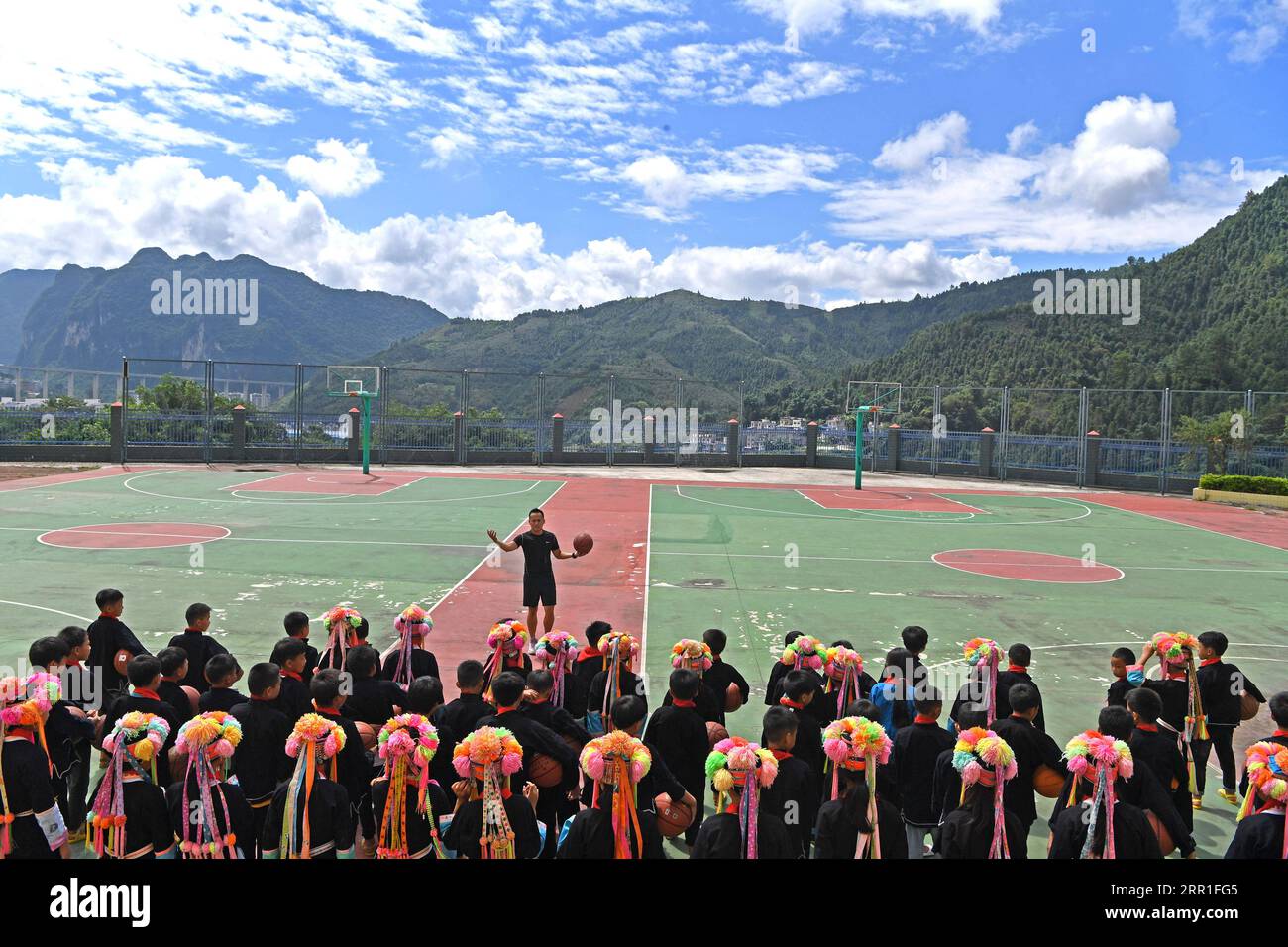 200915 -- LINGYUN, 15 settembre 2020 -- Shen Yequan Top dà una lezione di pallacanestro per gli studenti della Lanjin Primary School a Sicheng Township della contea di Lingyun, nella regione autonoma del Guangxi Zhuang, nella Cina meridionale, 8 settembre 2020. Shen, di 28 anni, è l'unico insegnante di educazione fisica della scuola del villaggio. Fu incaricato di insegnare educazione fisica nella scuola nel 2018 dopo essersi laureato in sport. A causa dei nostri sforzi incessanti, i bambini hanno un forte desiderio di attività fisiche. Mi atterrò al mio incarico qui per aiutare i bambini delle zone rurali a coltivare l'abitudine di prendere parte allo sport da un primo ag Foto Stock