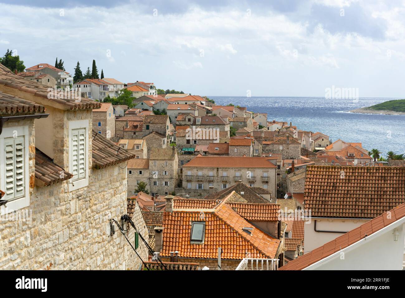 Croazia, isola di Hvar, vista sul tetto del porto, tetti piastrellati della città vecchia dal Bistro Pizzeria Mizarola, terrazza sul mare Adriatico Foto Stock