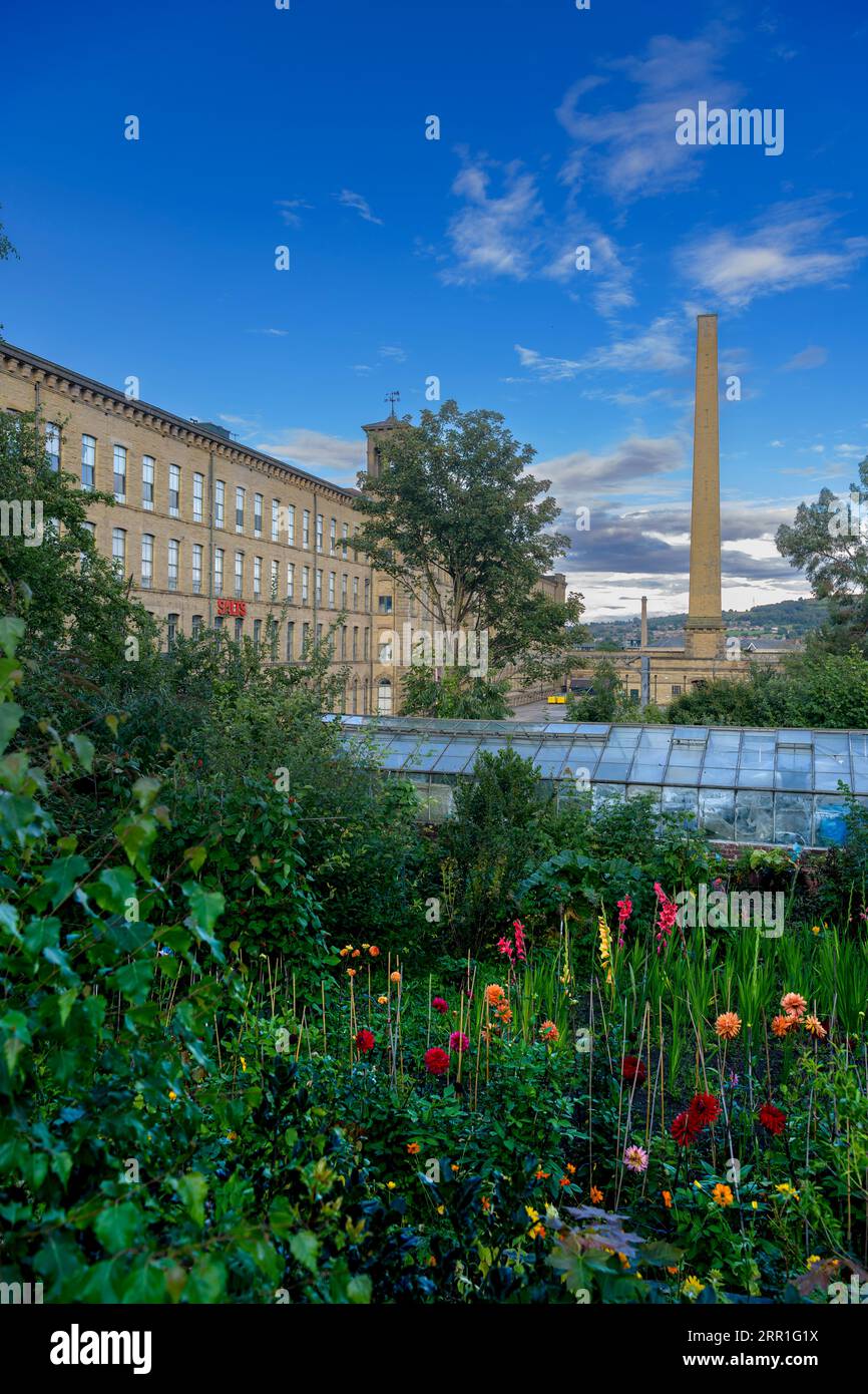 Serata alle saltaire, per coloro che si trovano nel villaggio di Saltaire, costruito da Tito sale. Il suo enorme stabilimento Salts Mill costruito nel 1852 è sullo sfondo. Foto Stock