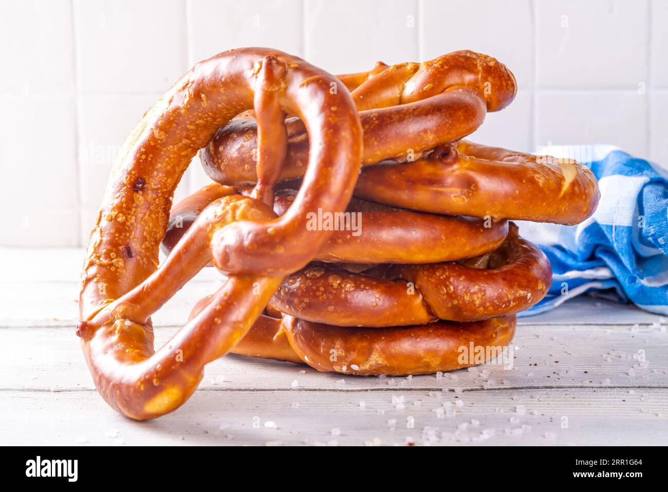 Pretzel bavaresi fatti in casa sul tavolo da cucina, Oktoberfest tradizionale, bavarese, pasticceria tedesca con lisciviette Foto Stock
