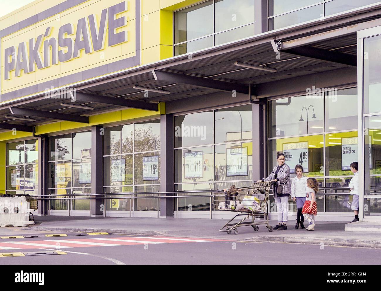 200917 -- WELLINGTON, 17 settembre 2020 -- le persone sono viste fuori da un supermercato ad Auckland, nuova Zelanda, 17 settembre 2020. Il PIL della nuova Zelanda è diminuito del 12,2% nel trimestre di giugno 2020, il più grande calo trimestrale mai registrato, poiché le restrizioni COVID-19 in atto hanno influenzato l'attività economica, il dipartimento di statistiche della nuova Zelanda Stats NZ ha dichiarato giovedì. Foto di /Xinhua NUOVA ZELANDA-COVID-19-ECONOMY LixQiaoqiao PUBLICATIONxNOTxINxCHN Foto Stock